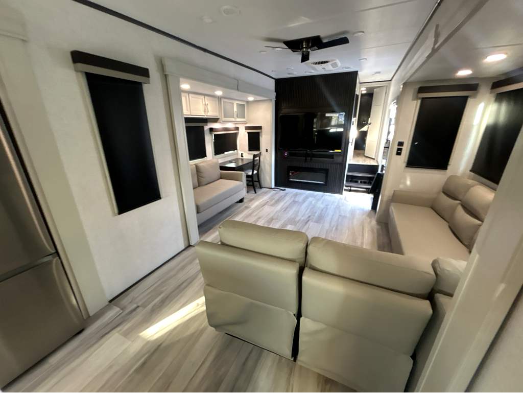 2026 Keystone AVALANCHE 366LS - Image 23