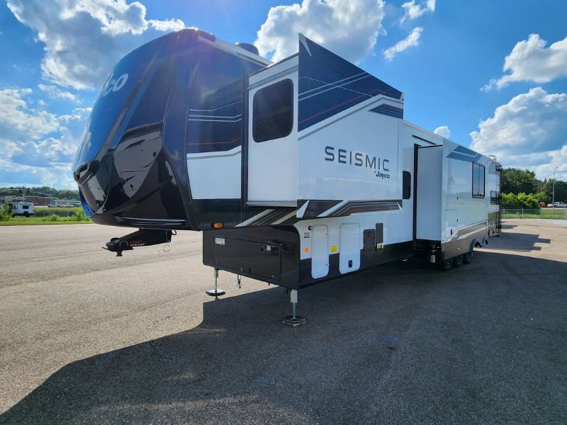 2026 JAYCO SEISMIC 395 - Image 2
