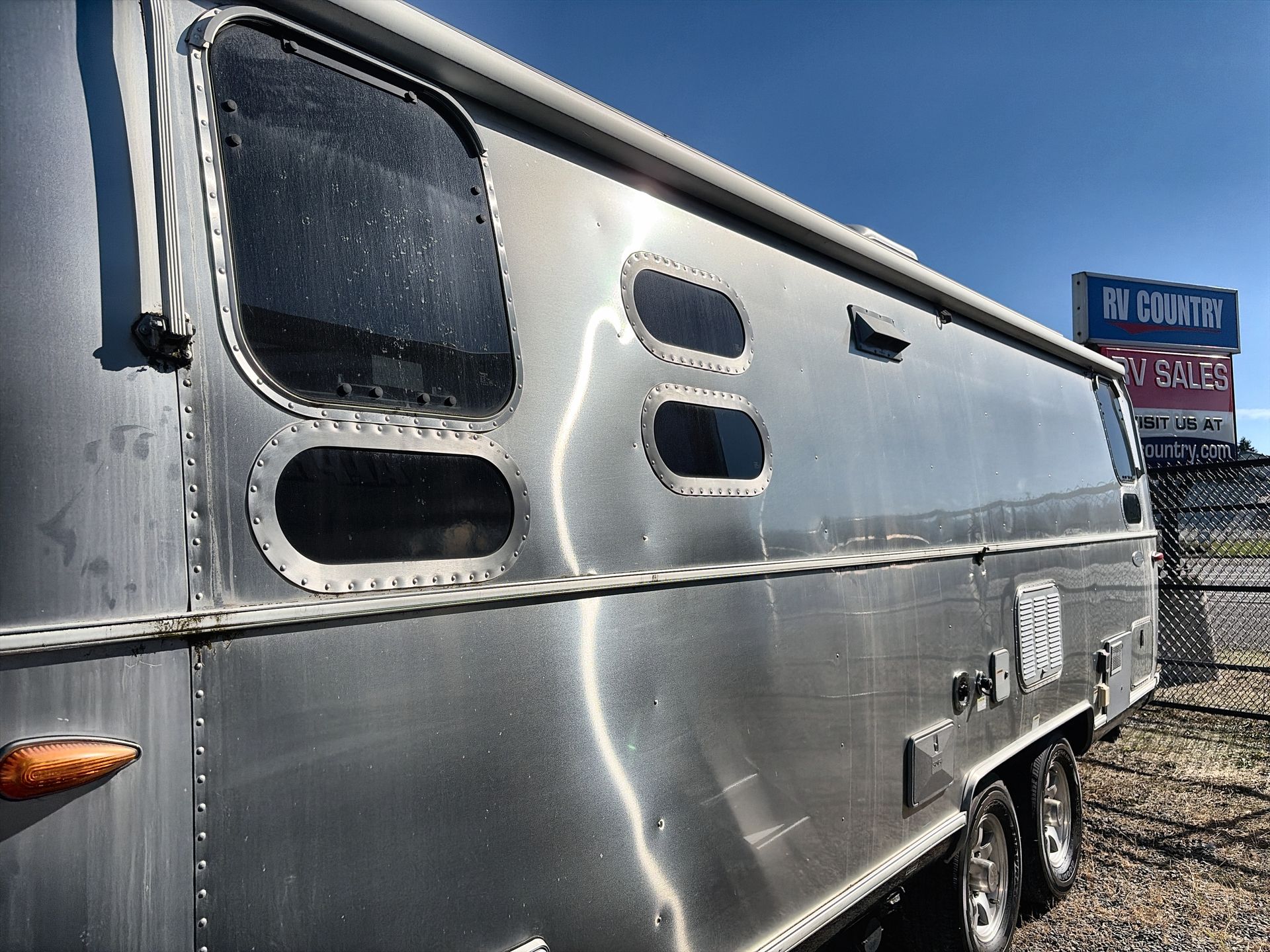 2018 Airstream Flying Cloud 26RB - Image 6