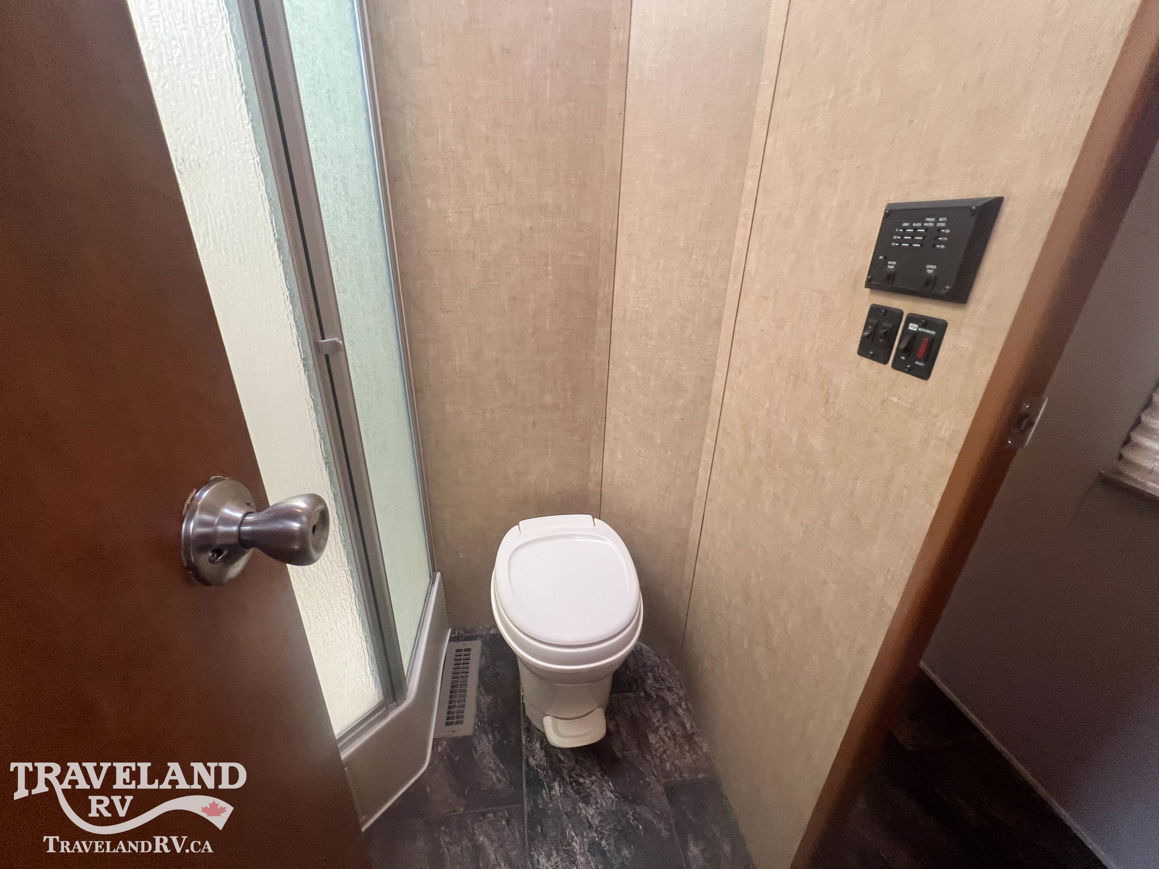 2013 COACHMEN SHASTA REVERE 27RLSS - Image 23