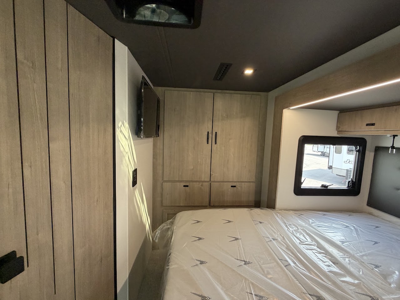 2027 Grand Design Lineage Series M 25FW - Image 26