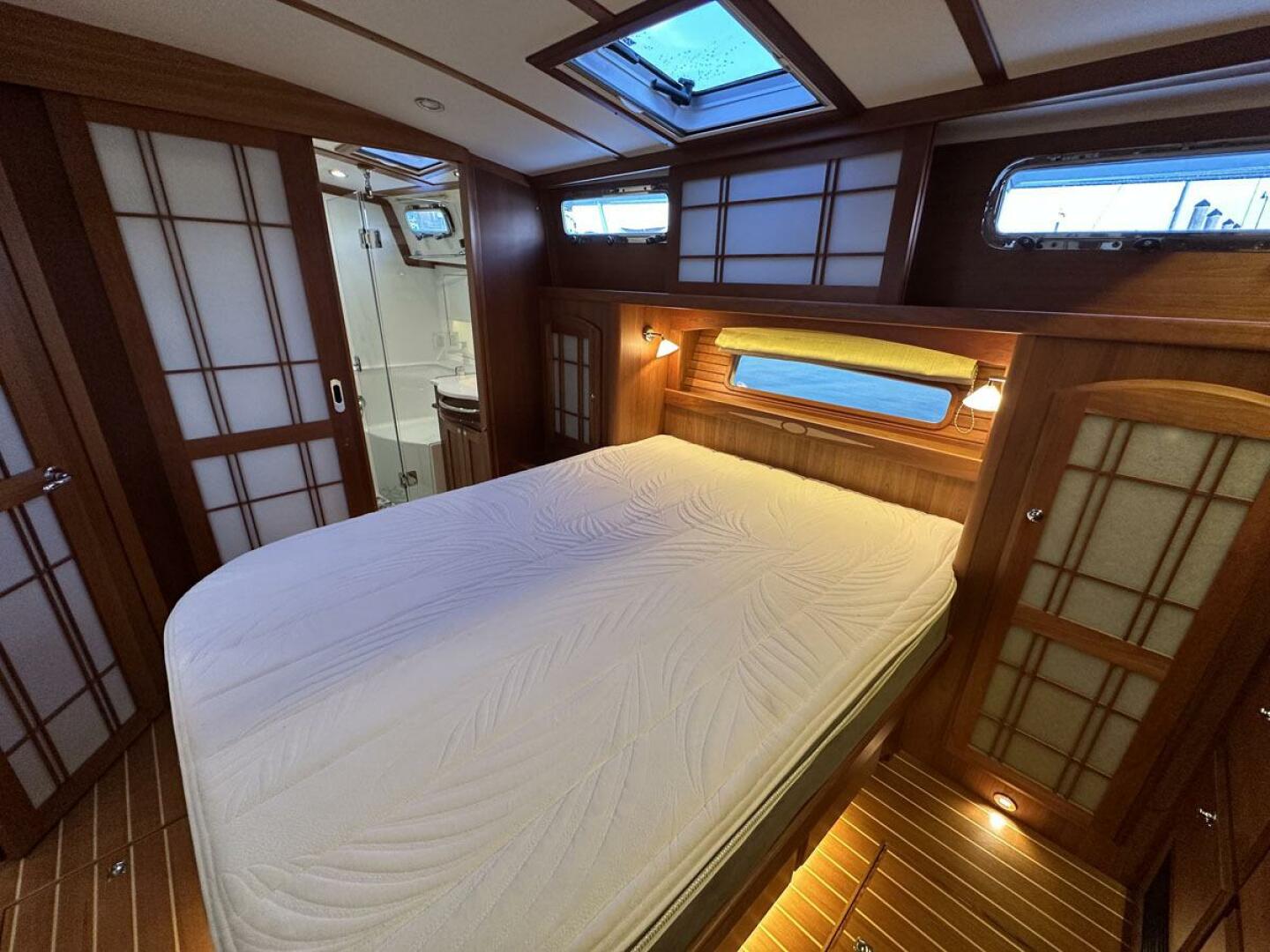 2018 Sabre 48 Flybridge Sedan - Image 18