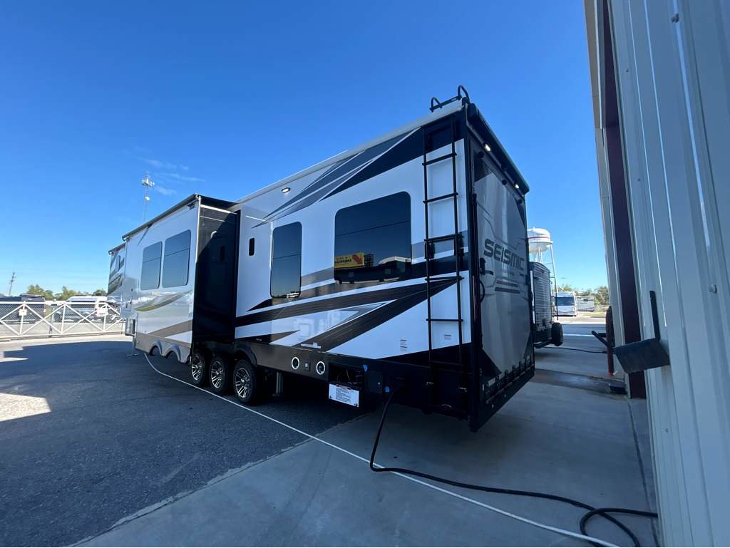 2025 JAYCO SEISMIC 4113 - Image 3