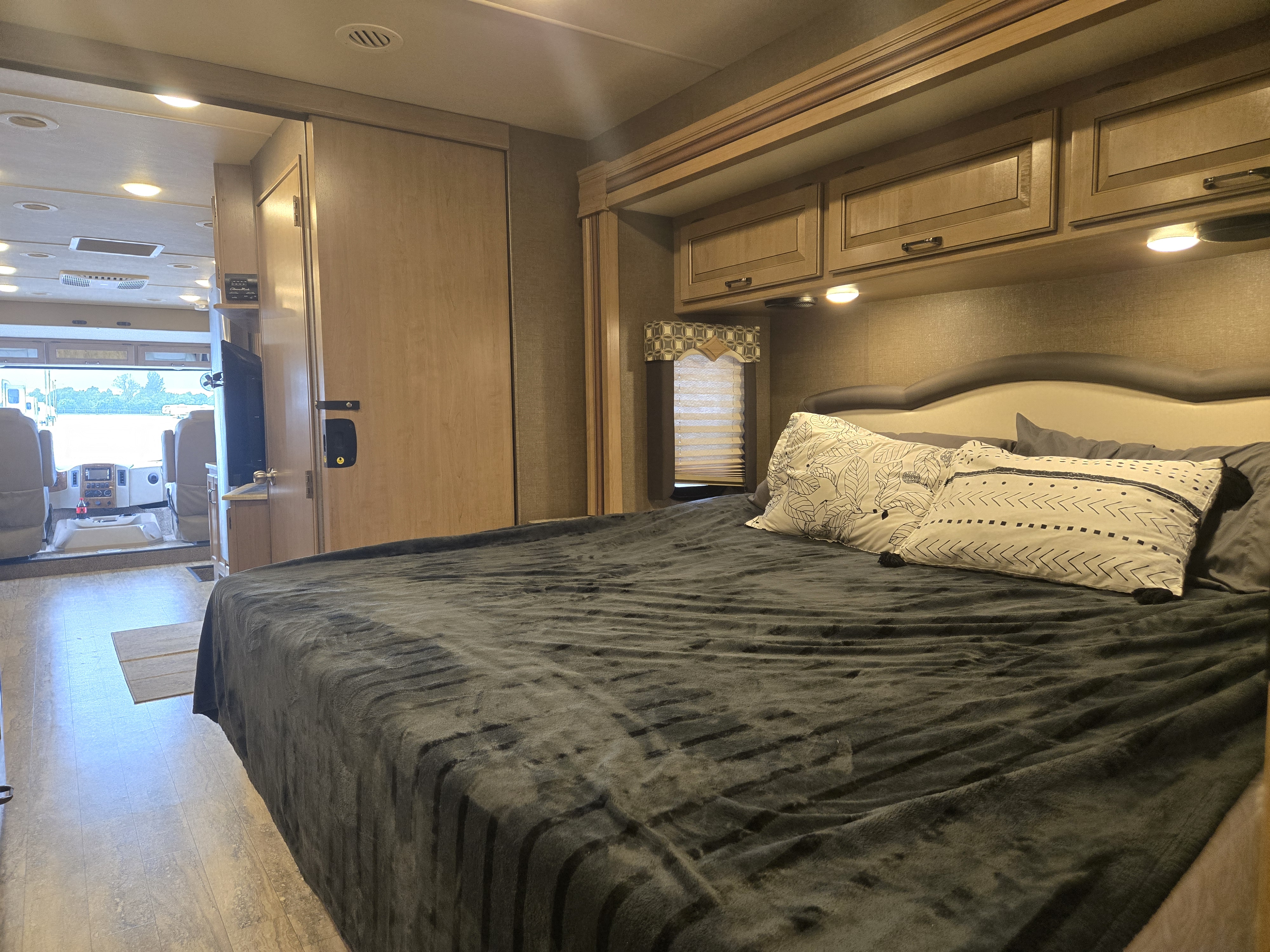 2018 Thor Motor Coach Hurricane 35M - Image 17