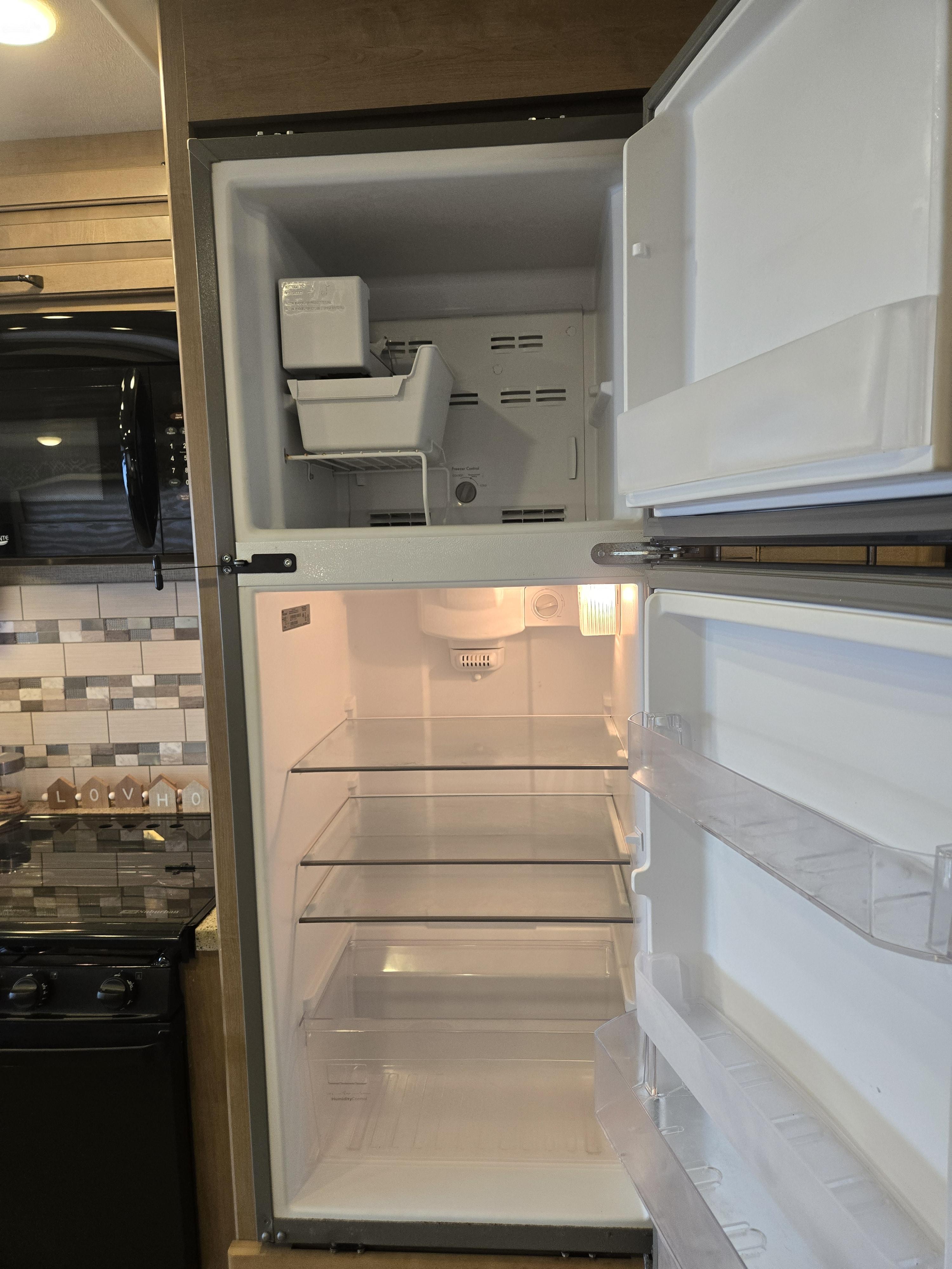 2018 Thor Motor Coach Hurricane 35M - Image 13