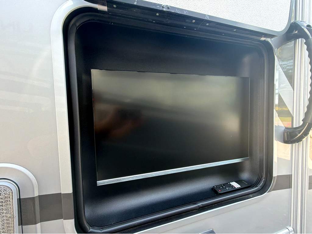 2026 FOREST RIVER SUNSEEKER 2400BDS - Image 13