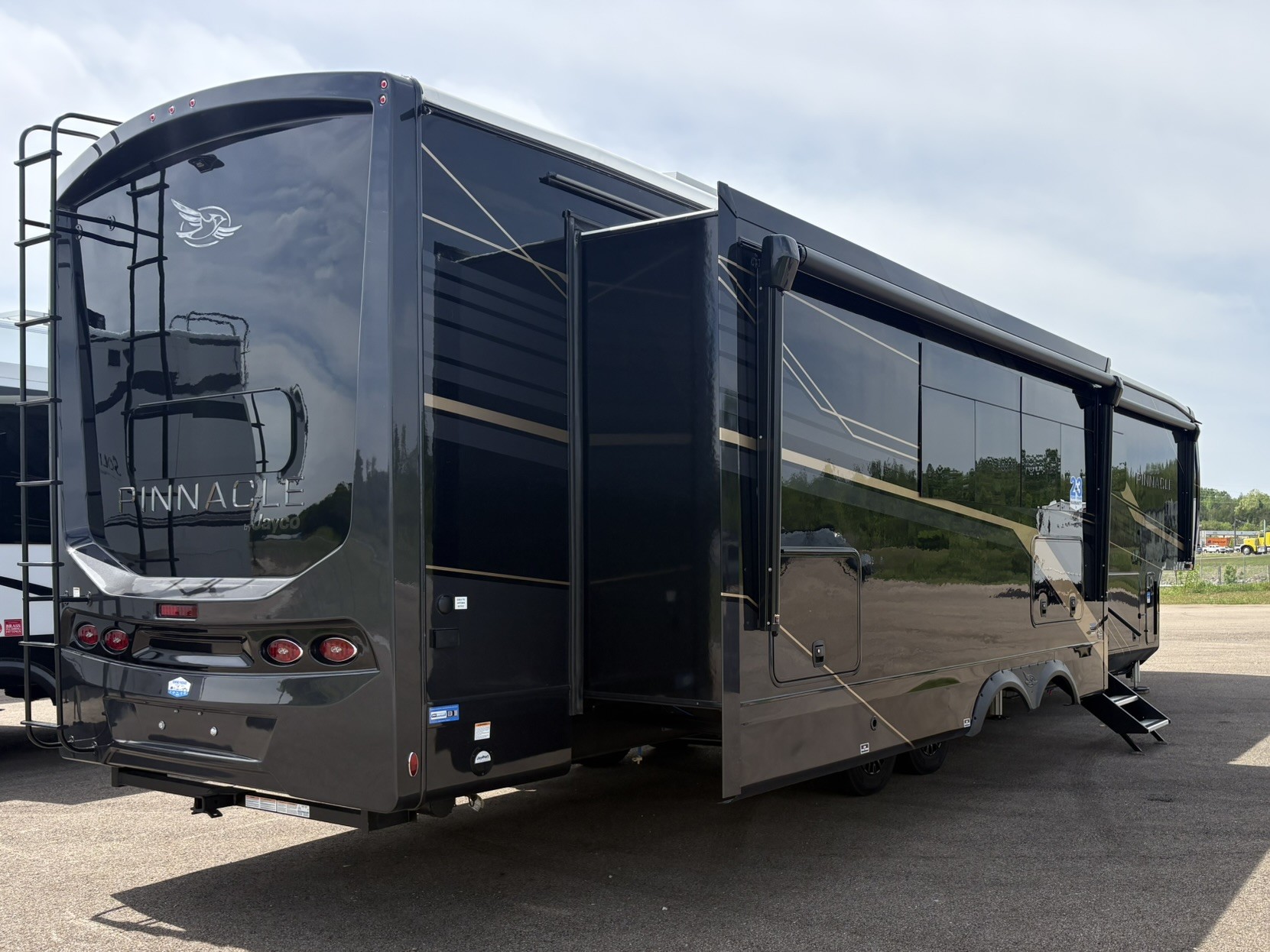 2026 JAYCO PINNACLE 38FBRK - Image 5