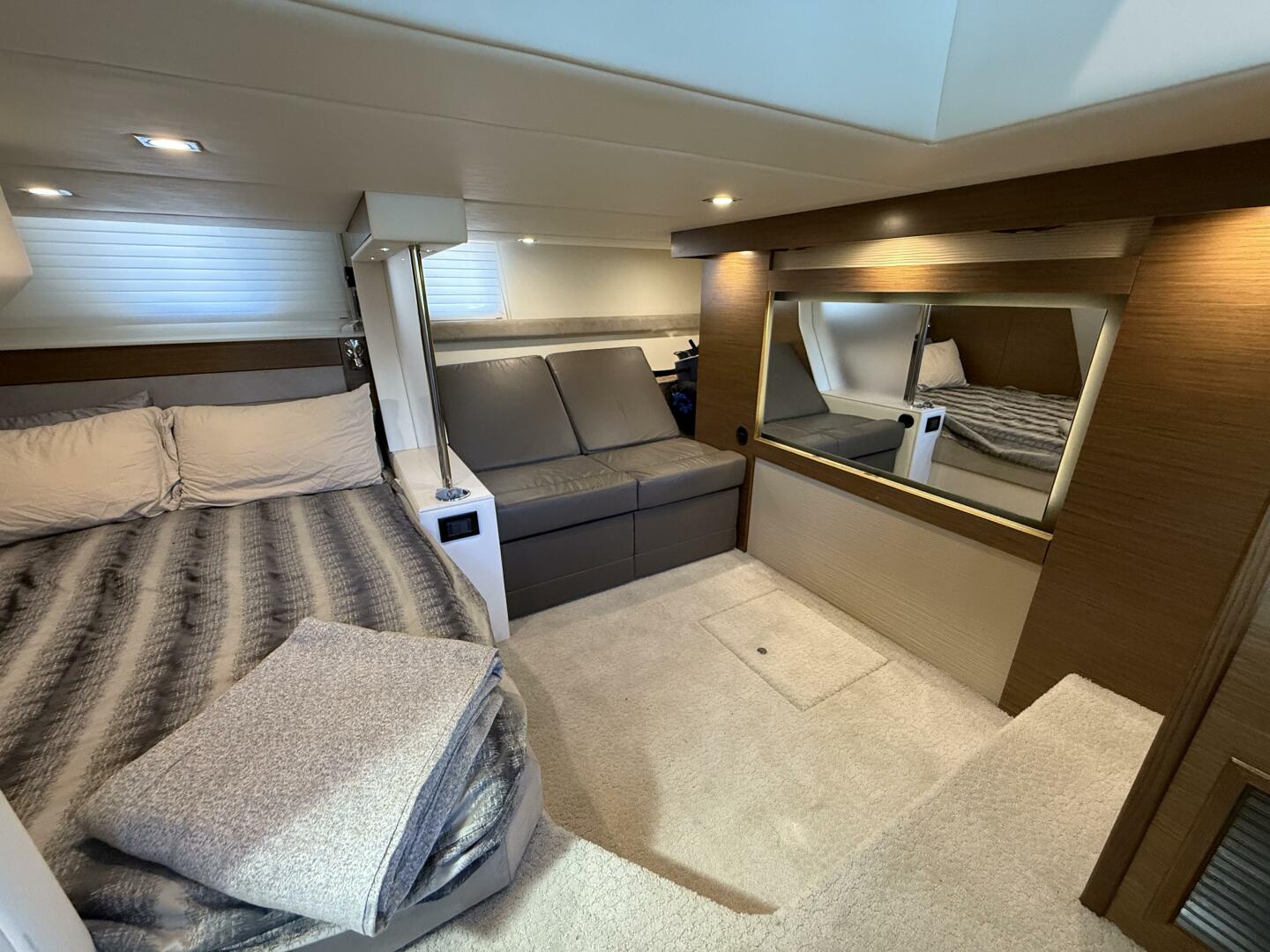 2014 Cruisers Yachts 45 Cantius - Image 29
