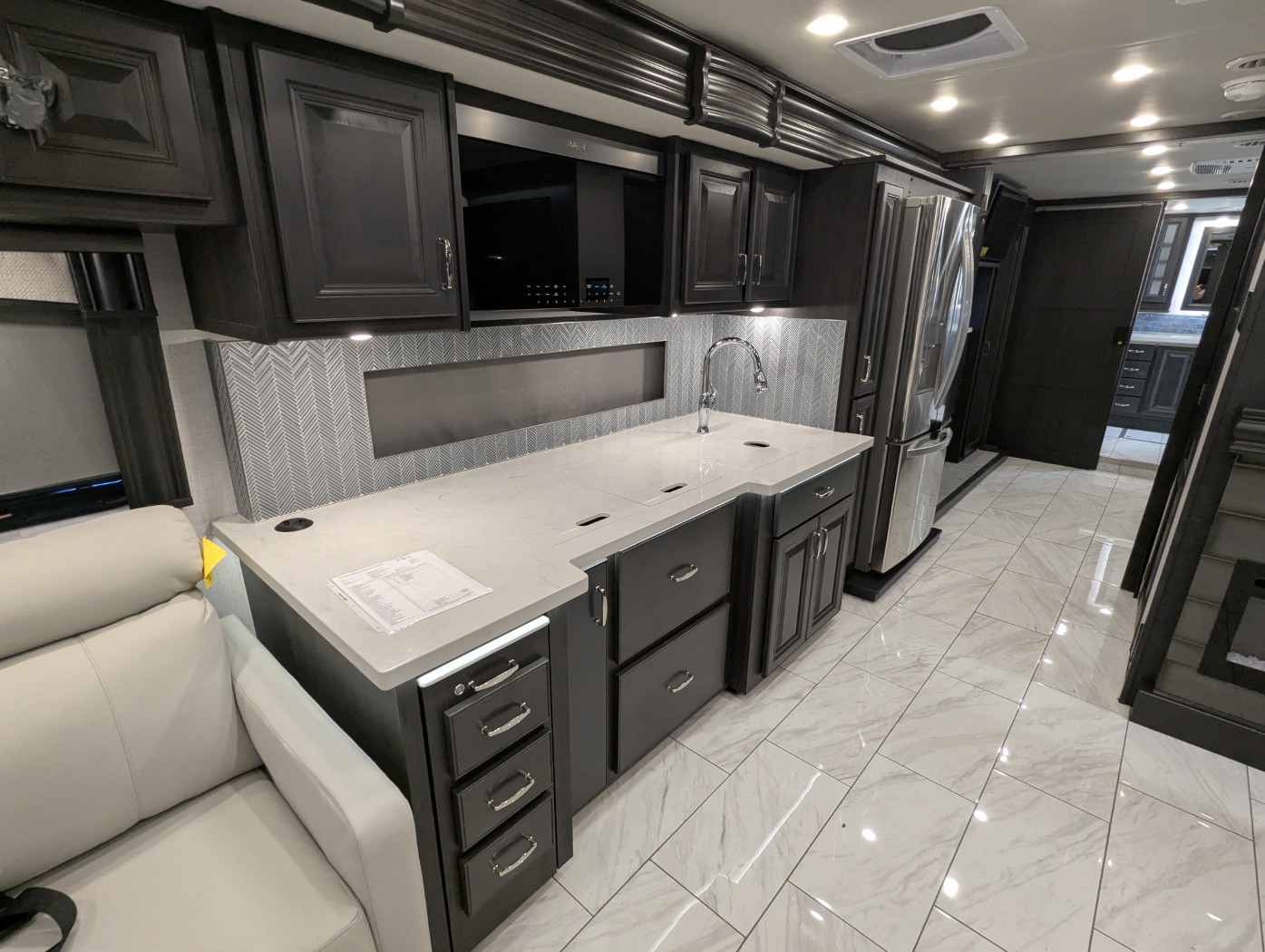 2026 Fleetwood Discovery 38W - Image 17