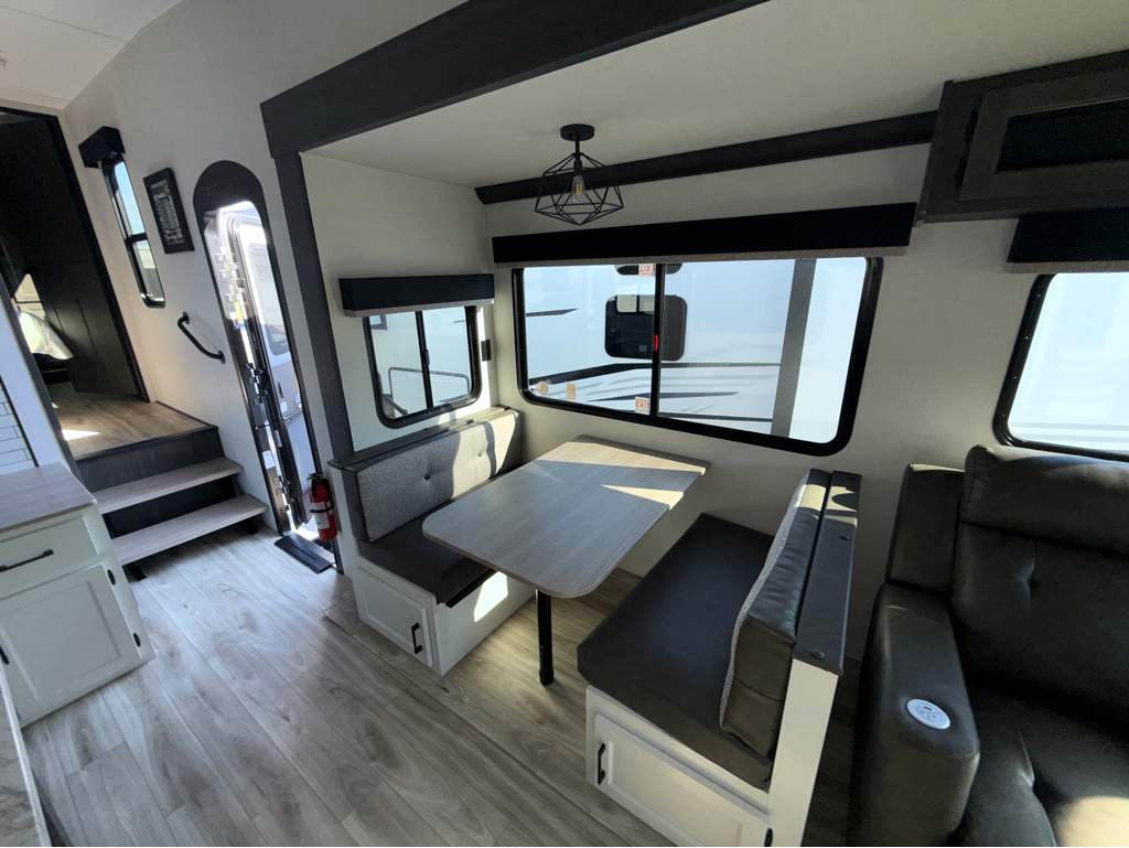 2026 VENTURE RV SPORTTREK 303VIK - Image 16