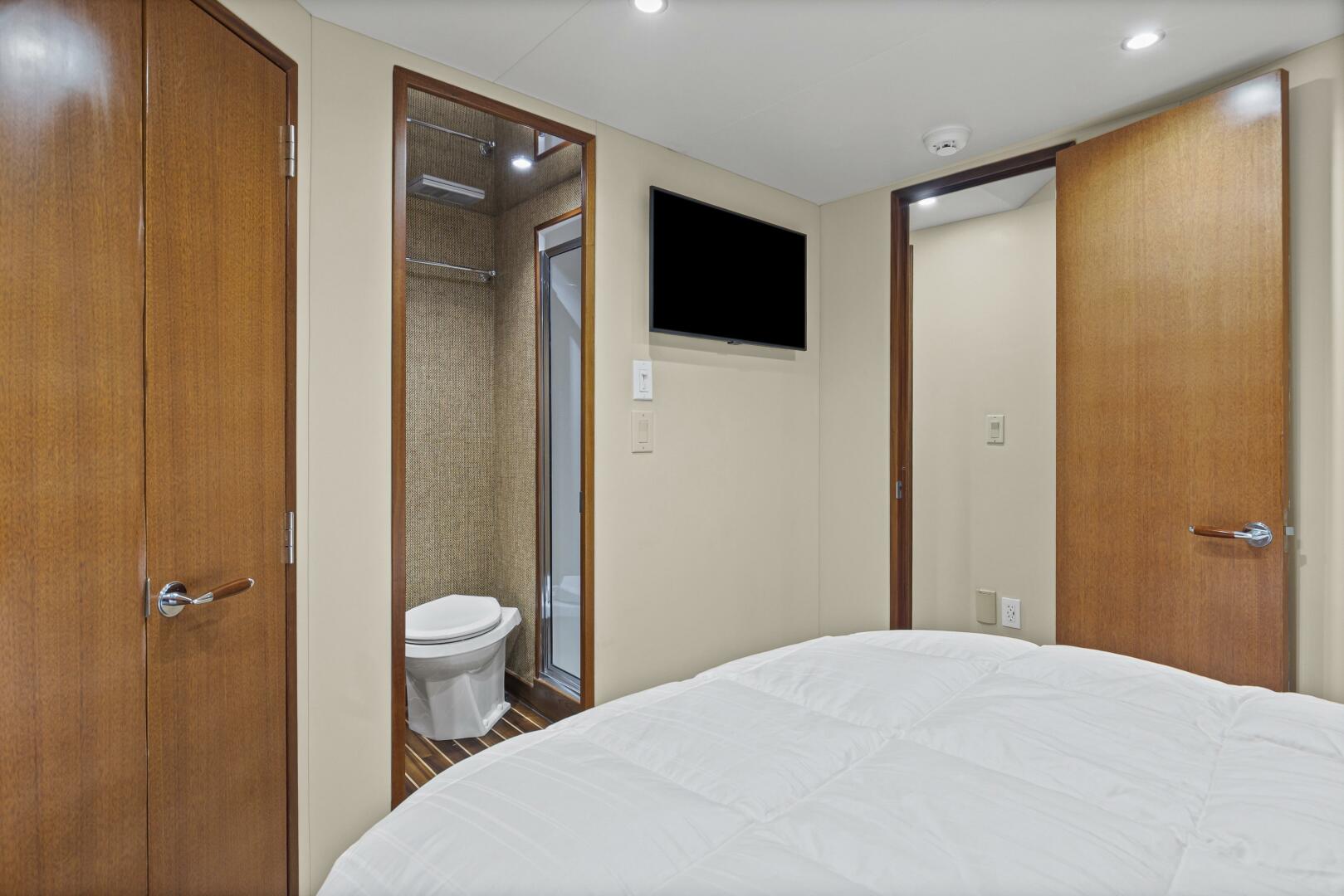 2008 Hatteras 60 Convertible - Image 17