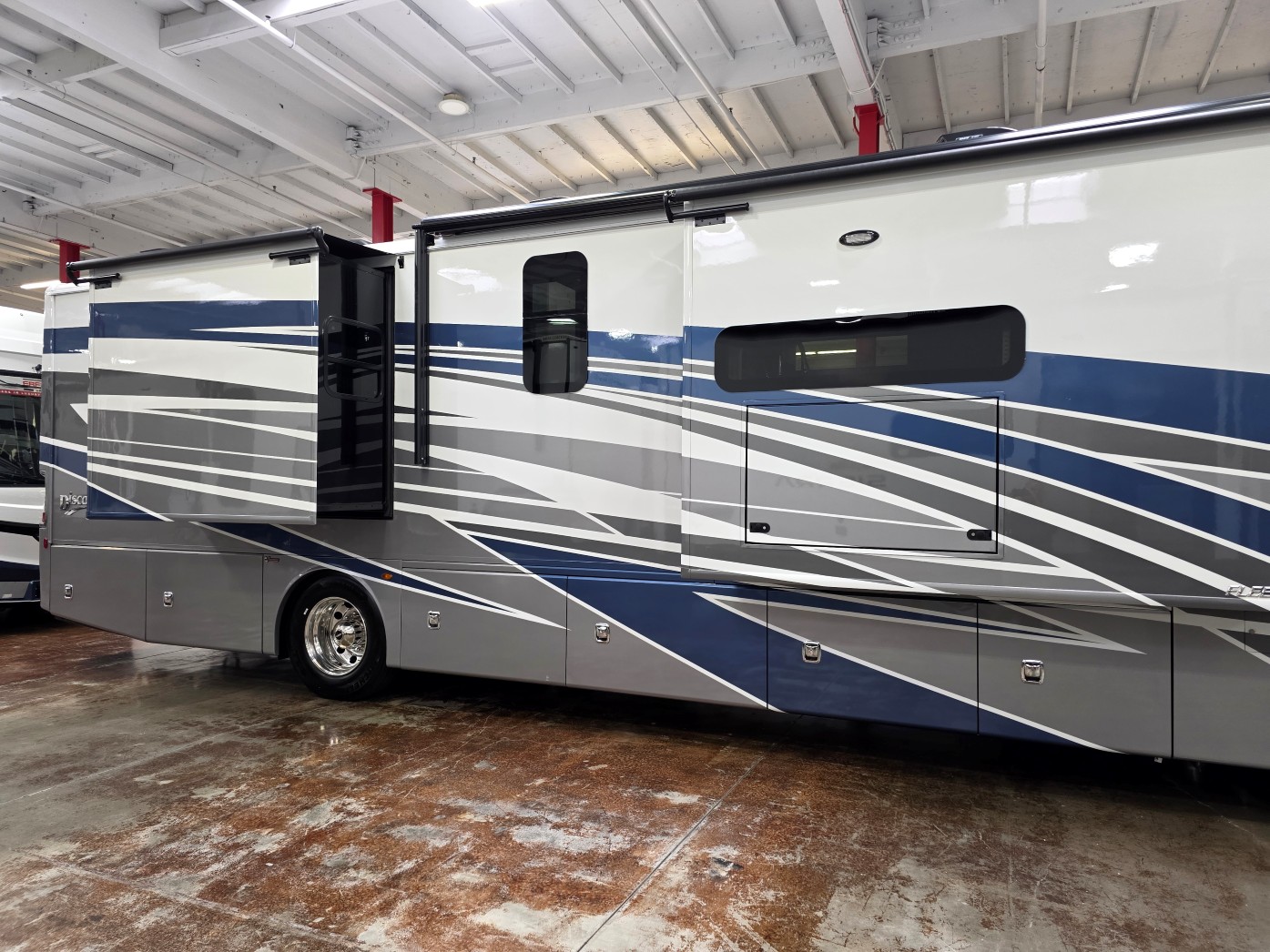 2026 Fleetwood Discovery 38N - Image 3