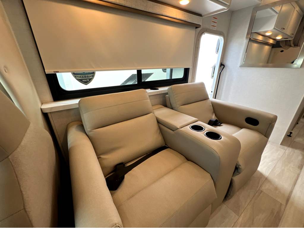 2027 THOR MOTOR COACH MAGNITUDE GA28 - Image 10
