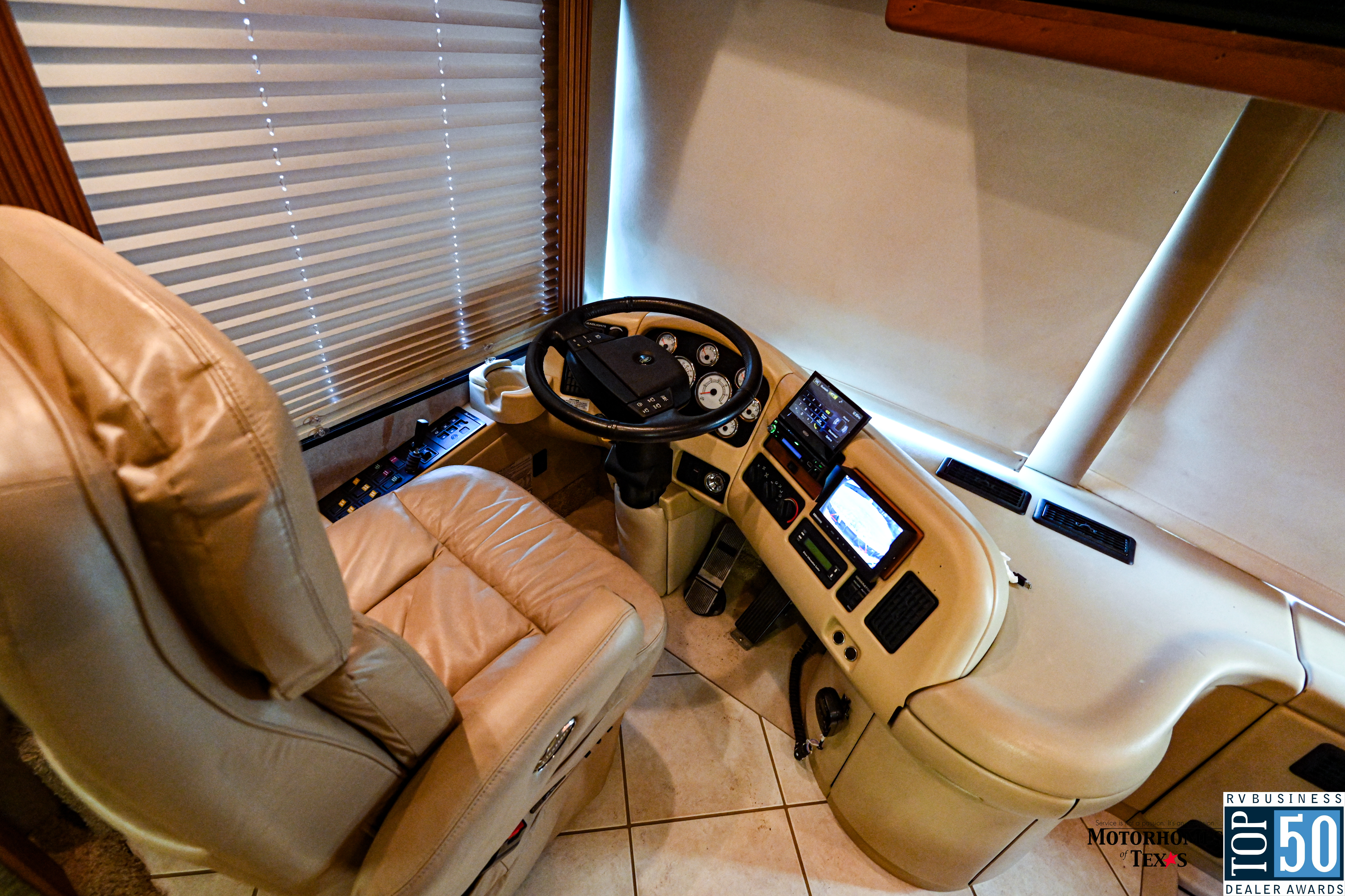 2004 Foretravel U295 3610 WTFS - interior 16