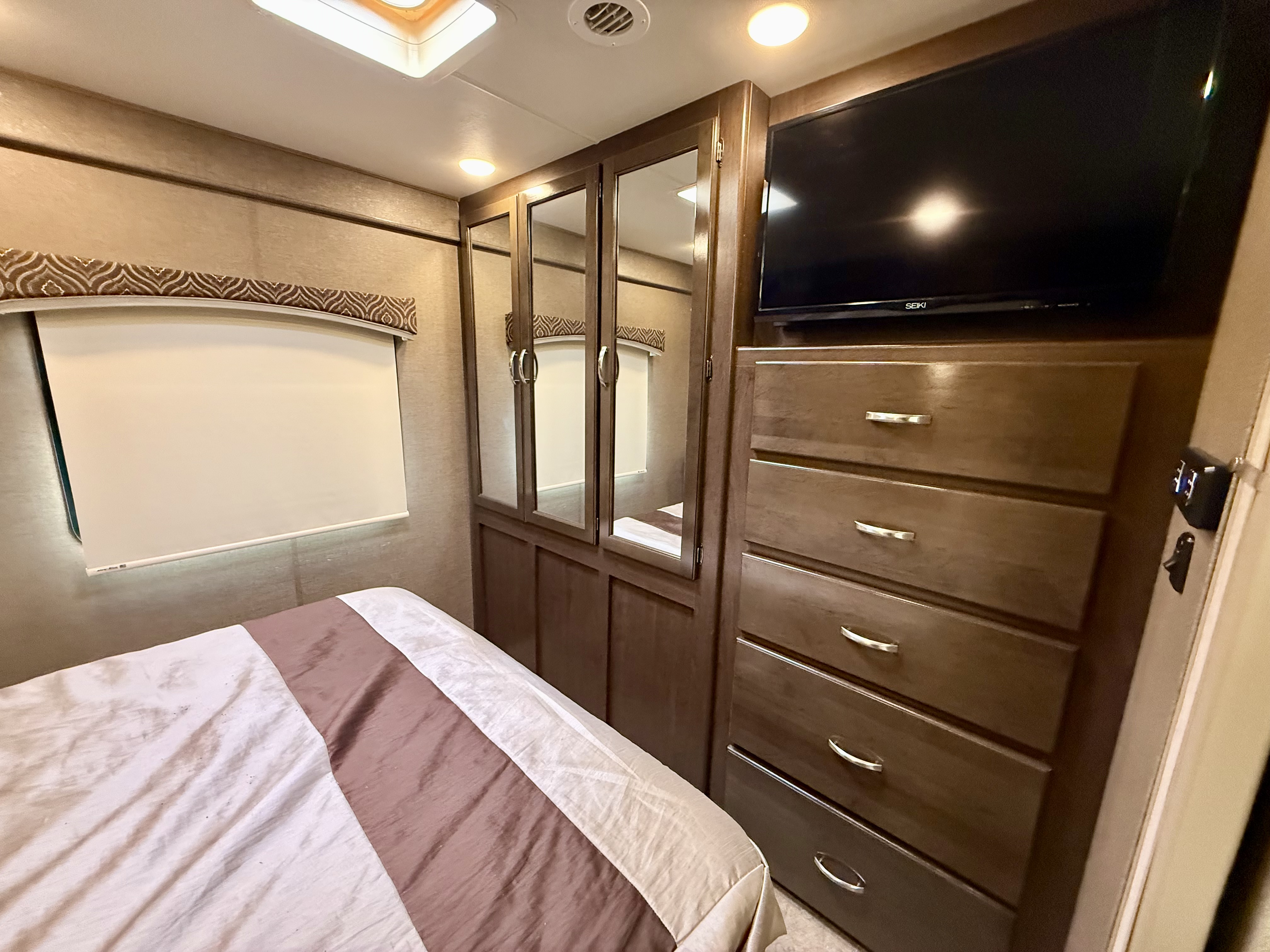 2017 Thor Motor Coach Chateau 31L - Image 23
