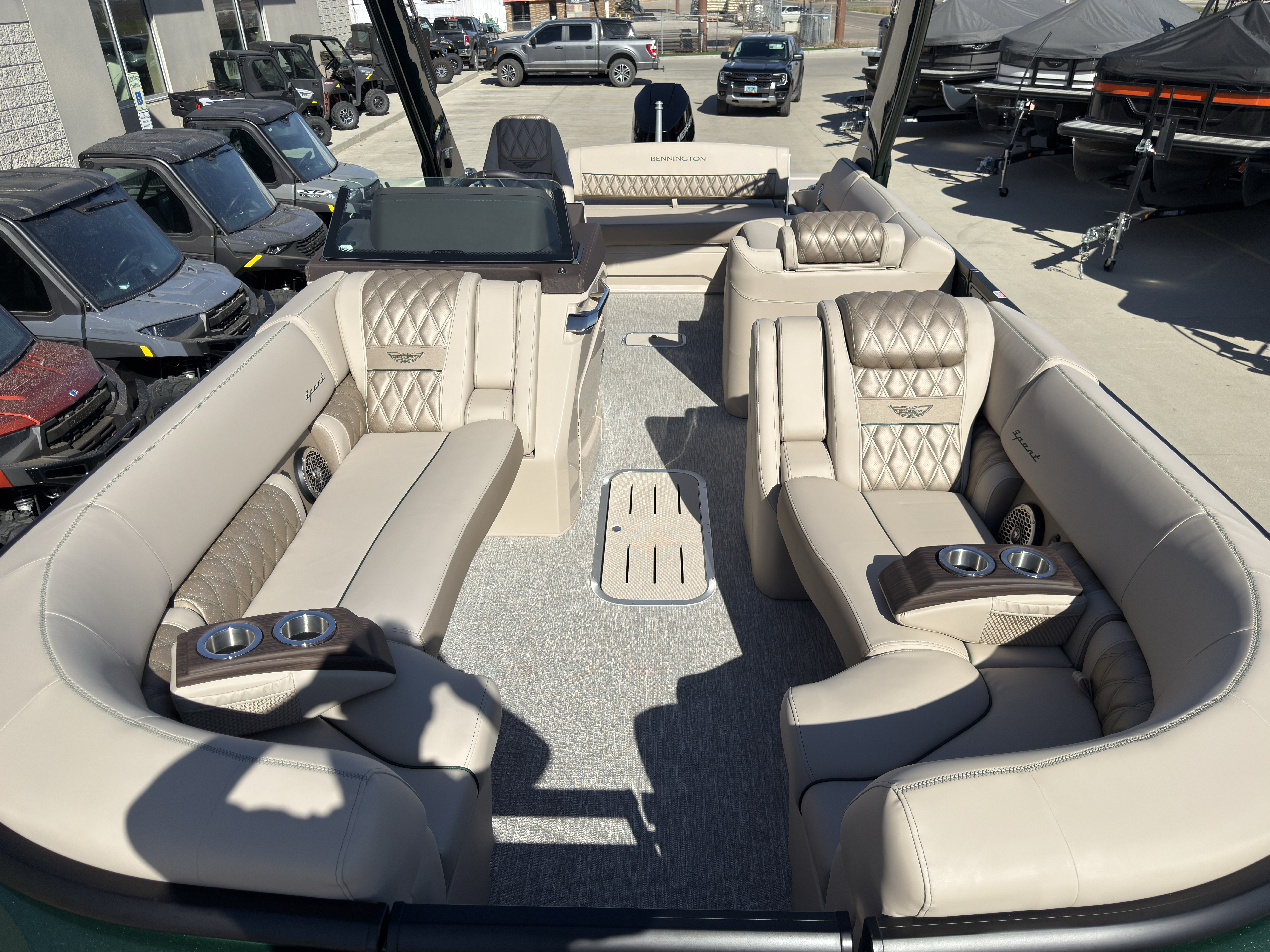 2026 Bennington 25QXSBA 425HP V10 Tritoon Pontoon - Image 13