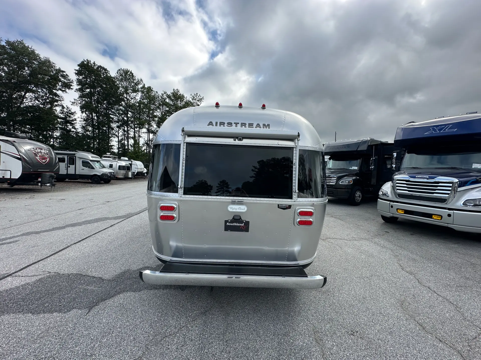 2027 Airstream Flying Cloud 25FB - Image 5