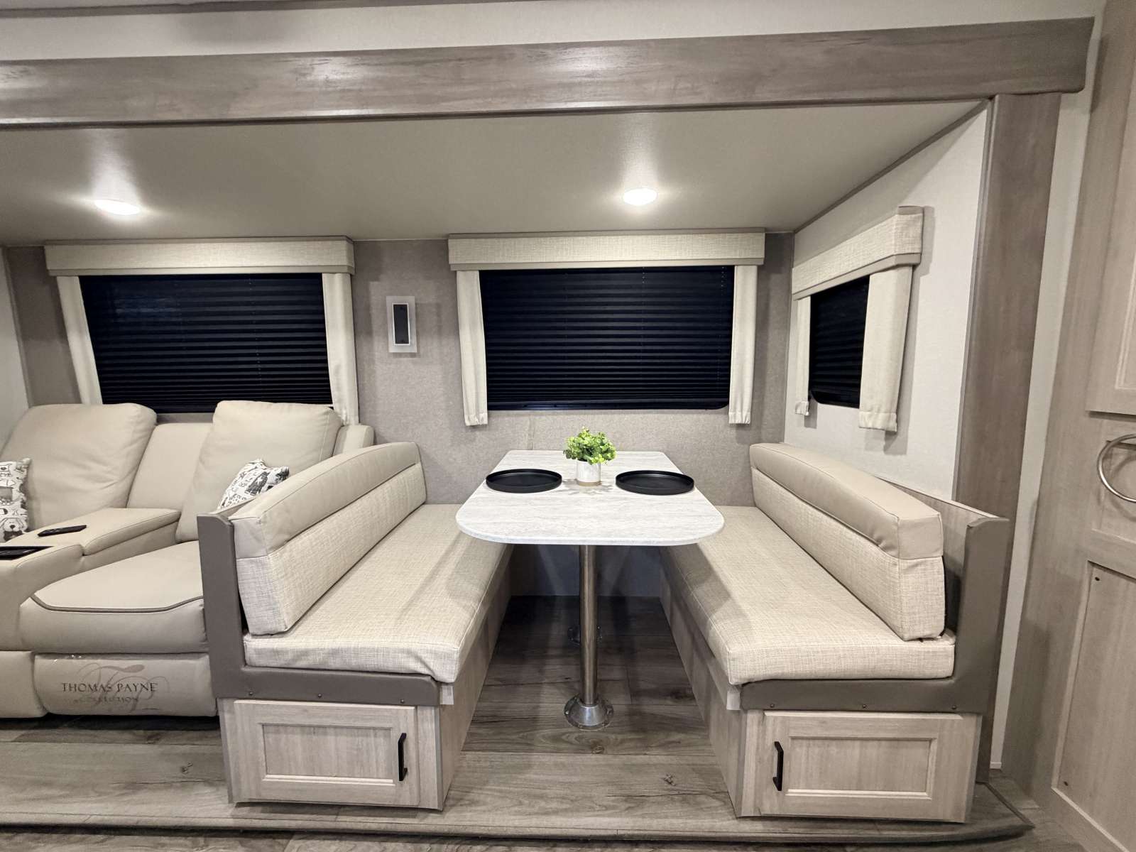 2024 Coachmen Catalina Legacy Edition 263FKDS - Image 10