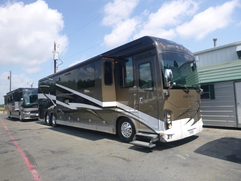 2012 Foretravel IH 45 - exterior 1