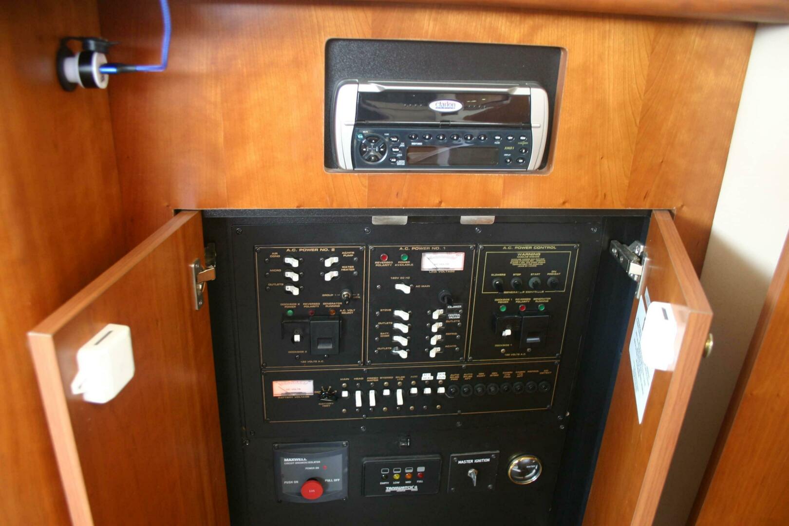2001 Cruisers Yachts 3750 Motor Yacht - Image 9