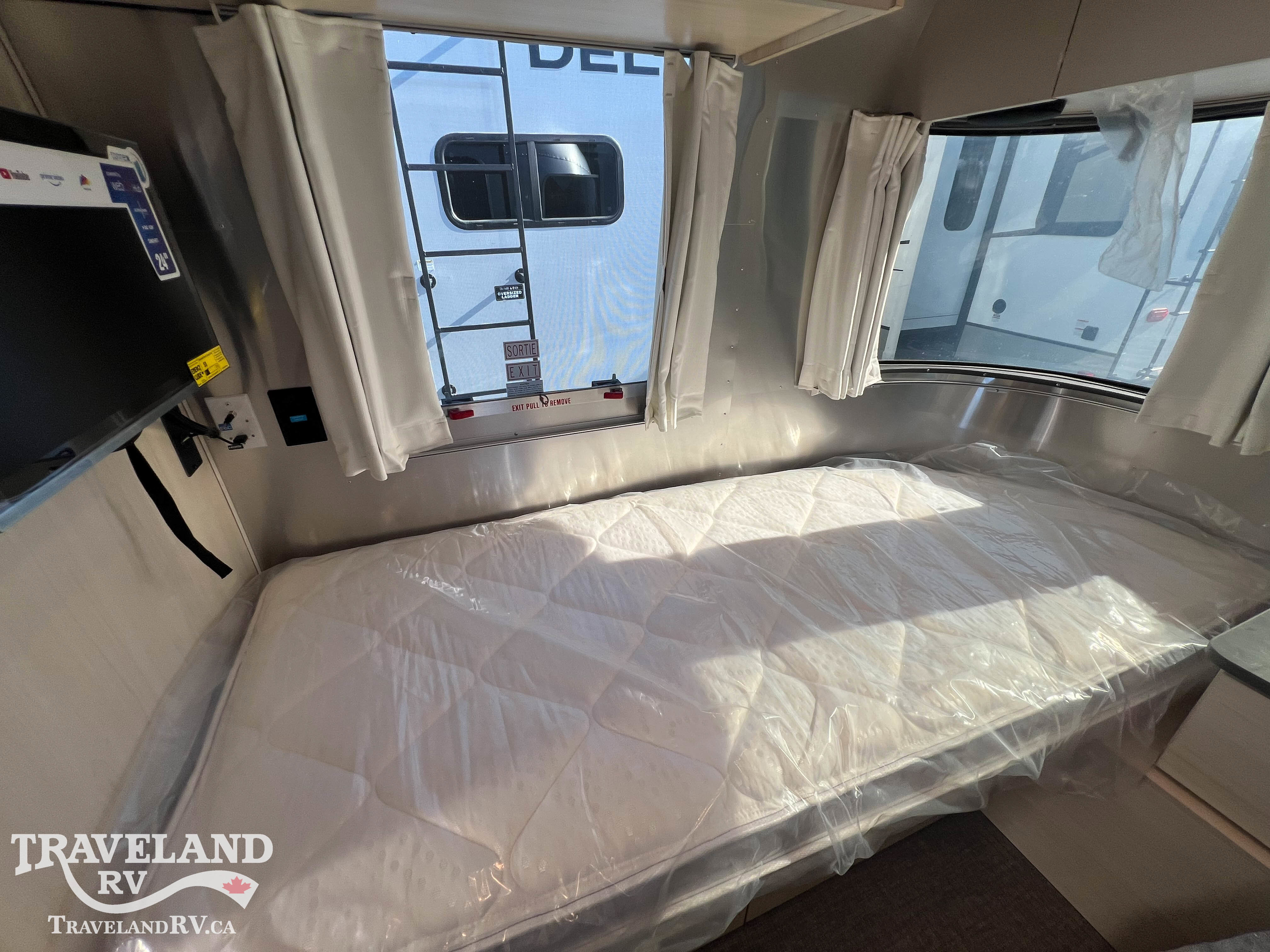 2026 Airstream Flying Cloud 25FB - Image 18