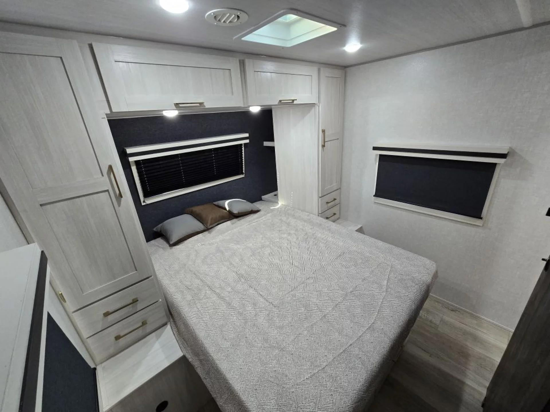 2025 FOREST RIVER SURVEYOR LEGEND 265RBLE - Image 22