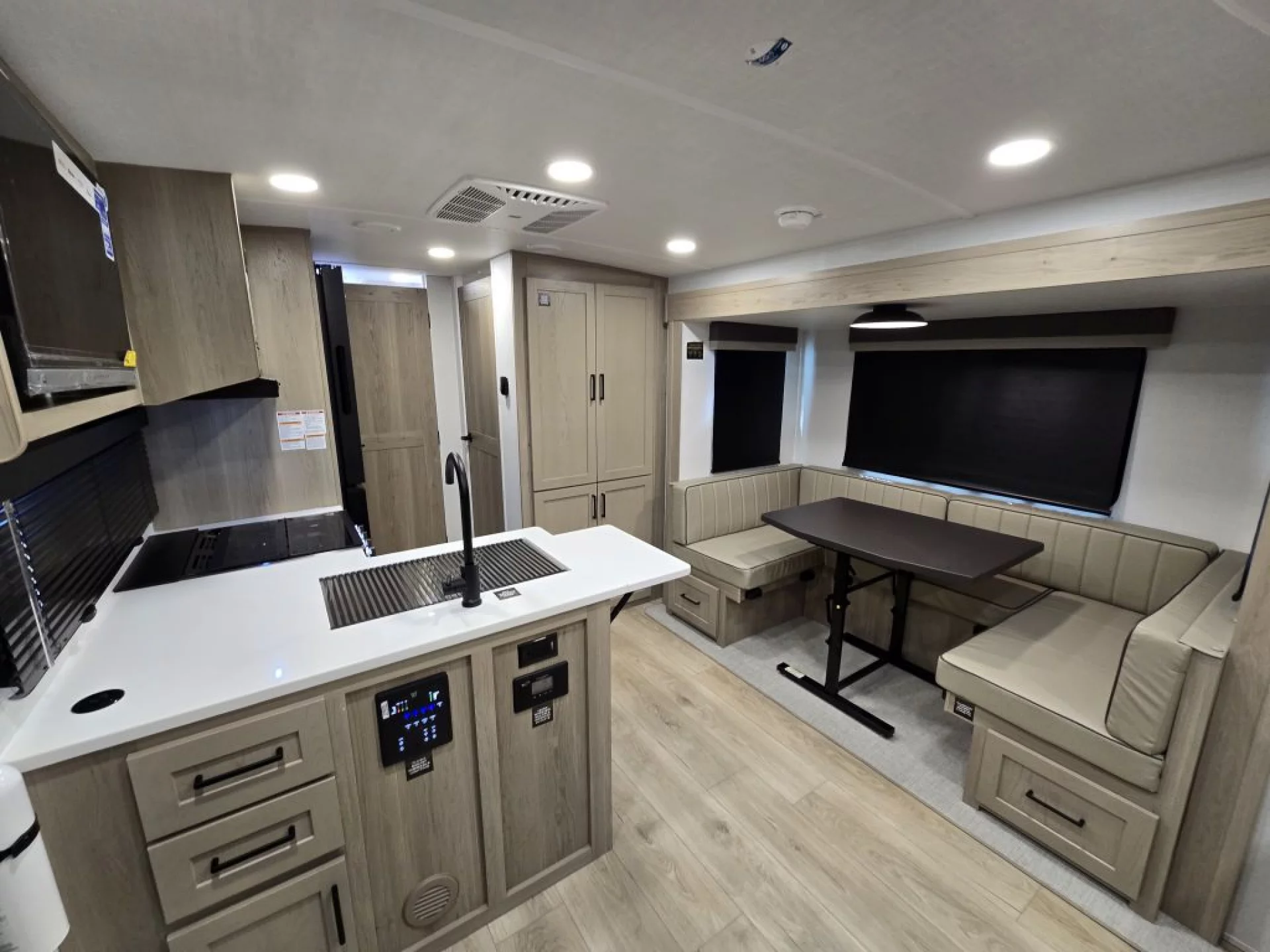 2026 FOREST RIVER ROCKWOOD MINI LITE 2519S - Image 6