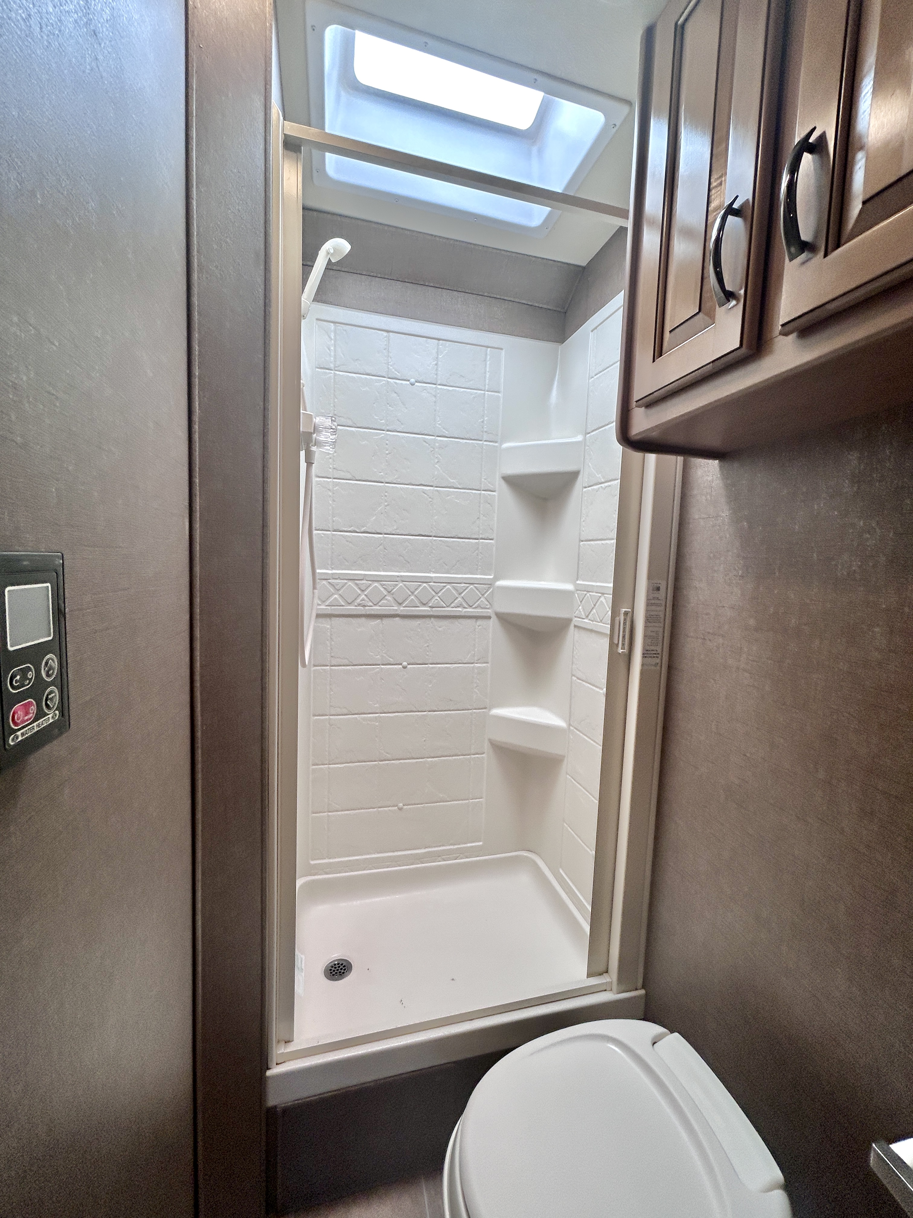 2018 Thor Motor Coach Chateau Sprinter 24WS - Image 12