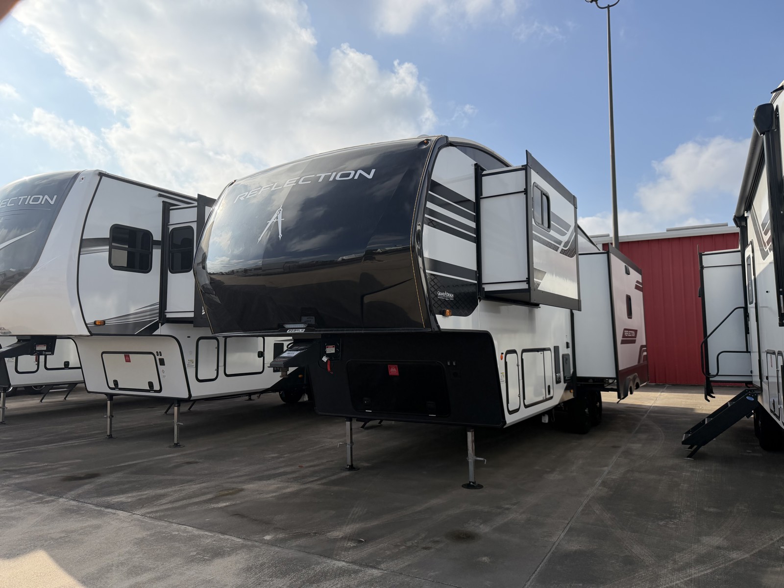 2026 GRAND DESIGN 303RLS - Image 4
