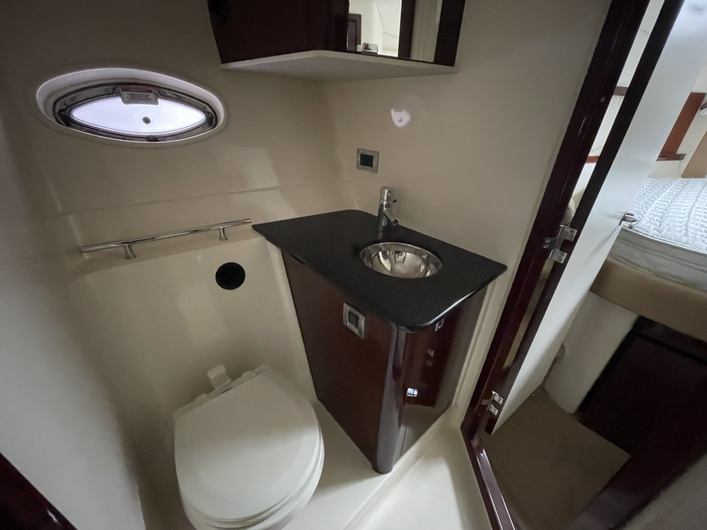 2010 Sea Ray 390 Sundancer - Image 16