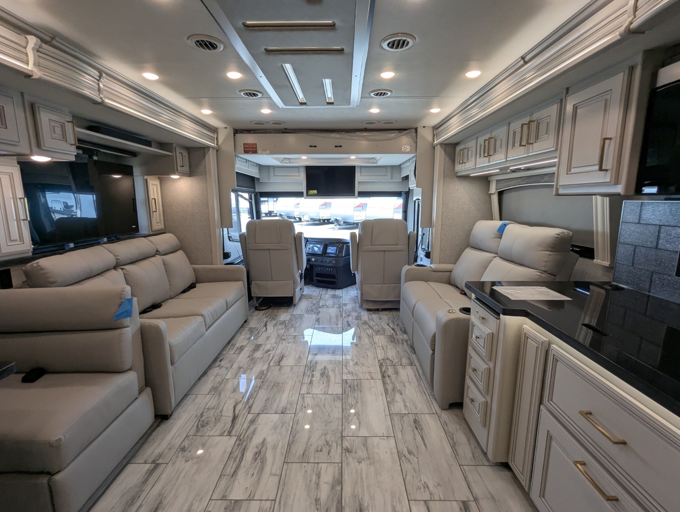 2026 Fleetwood Discovery LXE 40M - Image 46