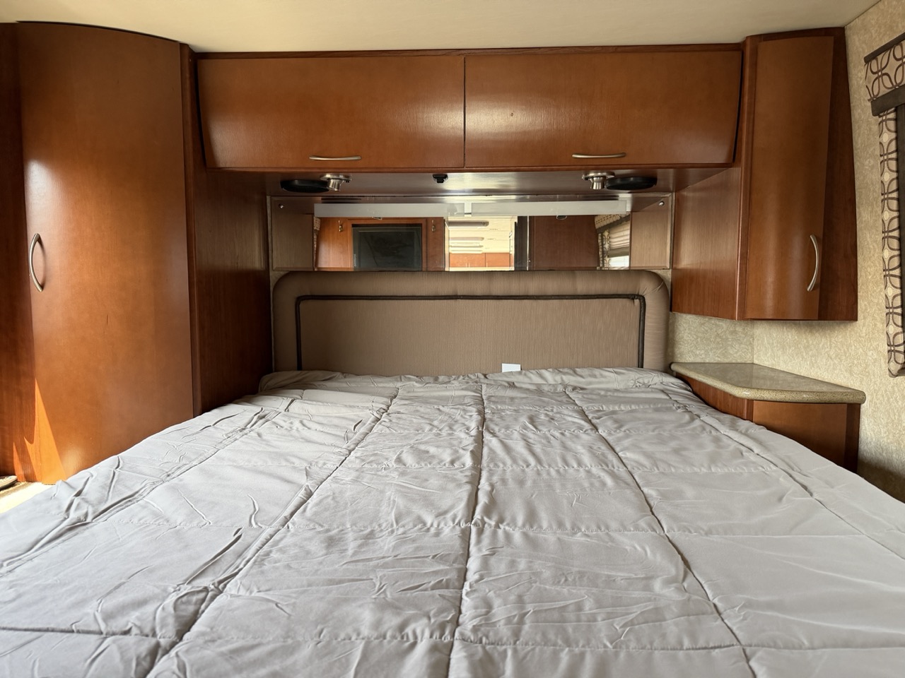 2010 Thor Motor Coach Serrano 31V - Image 11