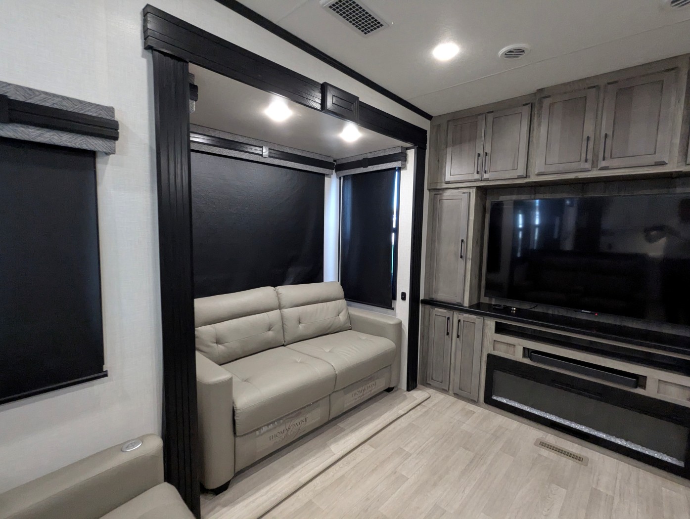2023 KZ RV Durango Gold G360REQ - Image 26