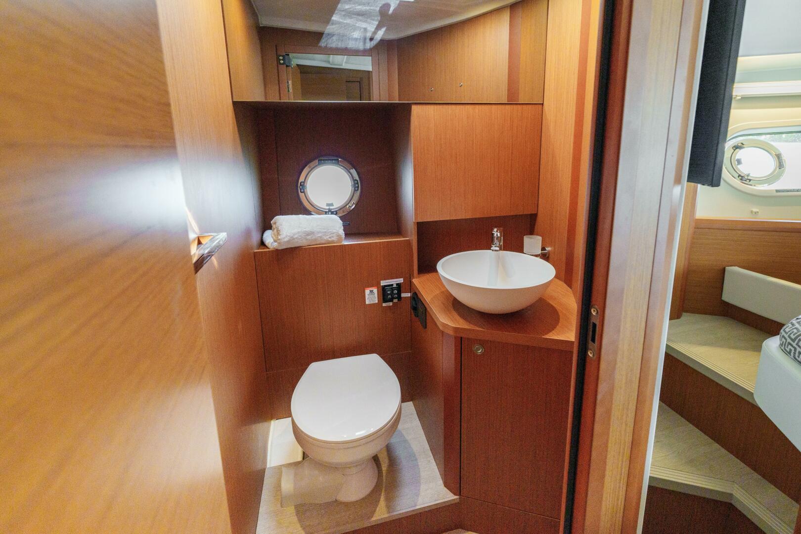 2025 Beneteau - Image 19