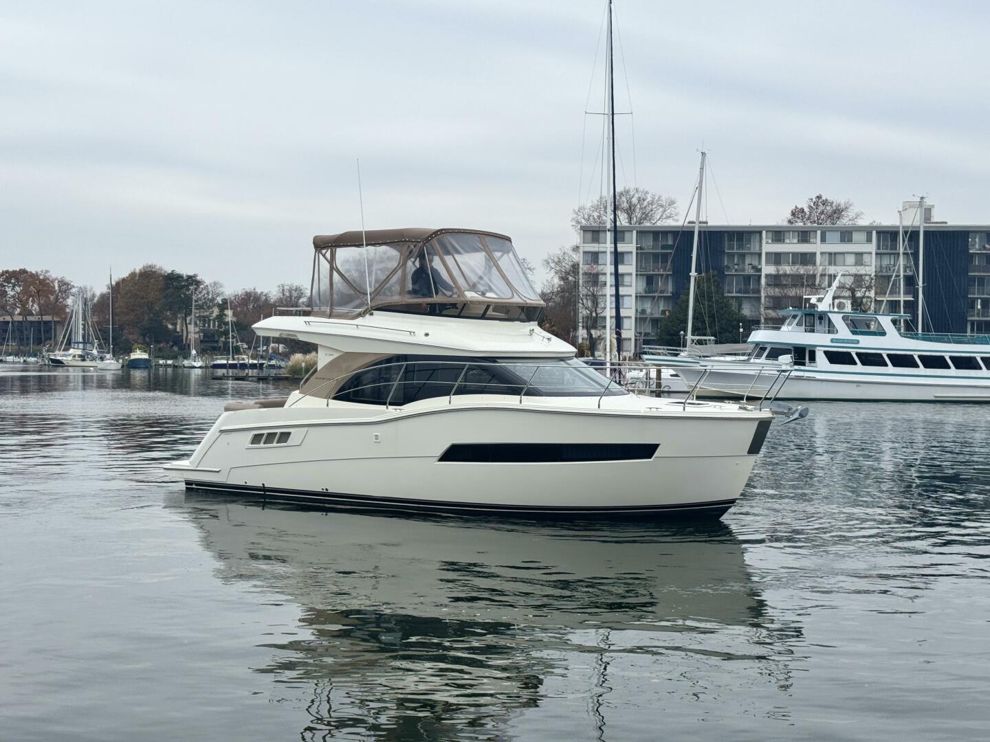 2016 Carver C34 Command Bridge - Image 11
