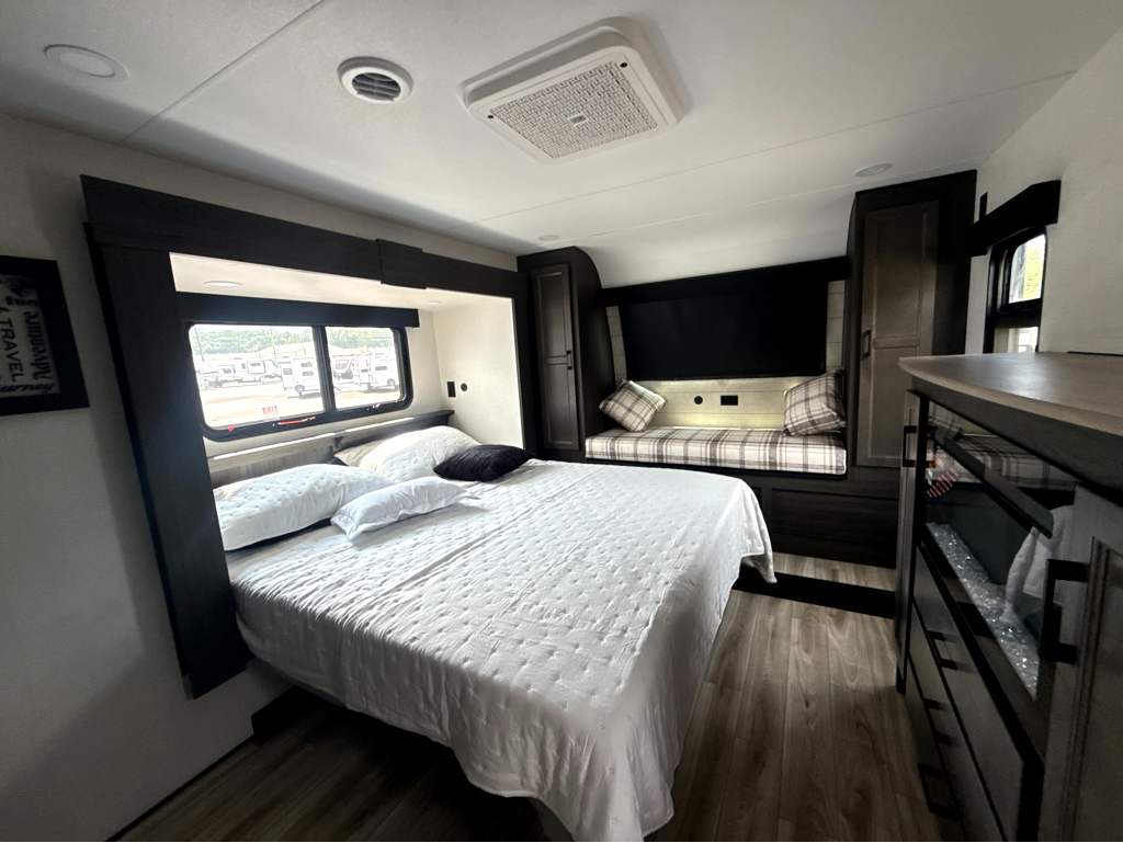 2027 VENTURE RV SPORTTREK 353VIK - Image 22