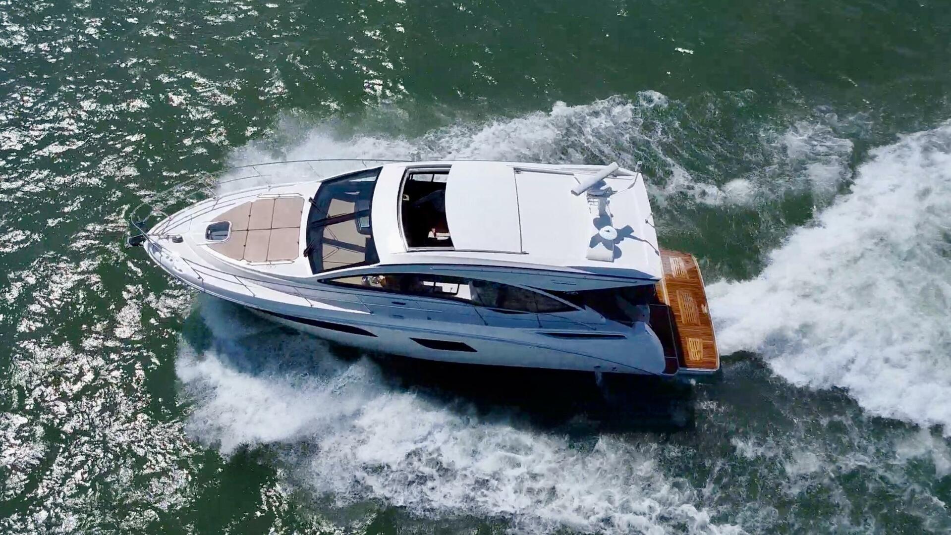 2017 Sea Ray 400 Sundancer - Image 9