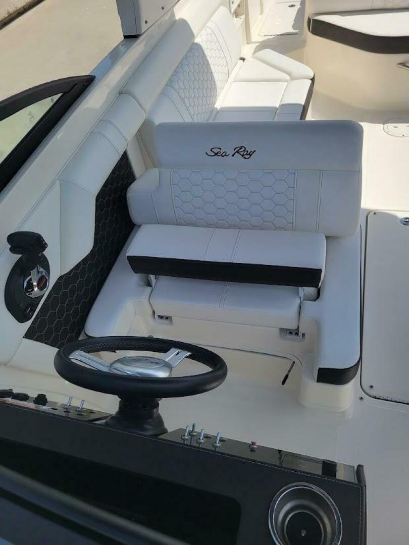 2019 Sea Ray SDX 270 Outboard - Image 9
