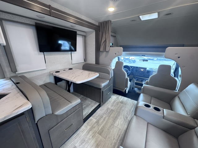 2025 THOR MOTOR COACH CHATEAU 31WV - Image 4