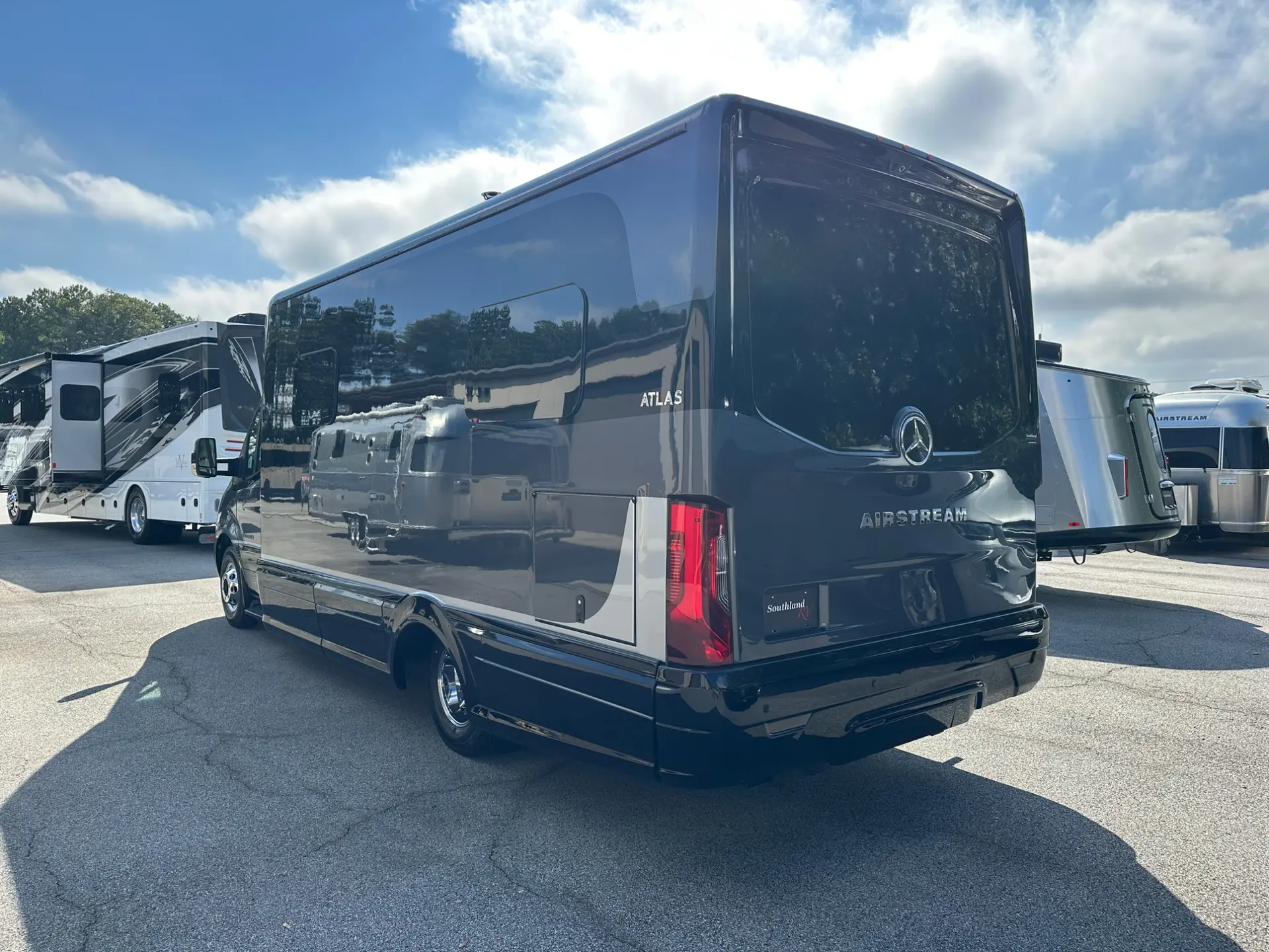 2027 Airstream Atlas 25RT - Image 5