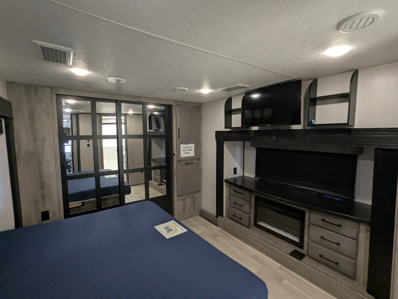 2023 KZ RV Durango Gold G383RLQ - Image 36