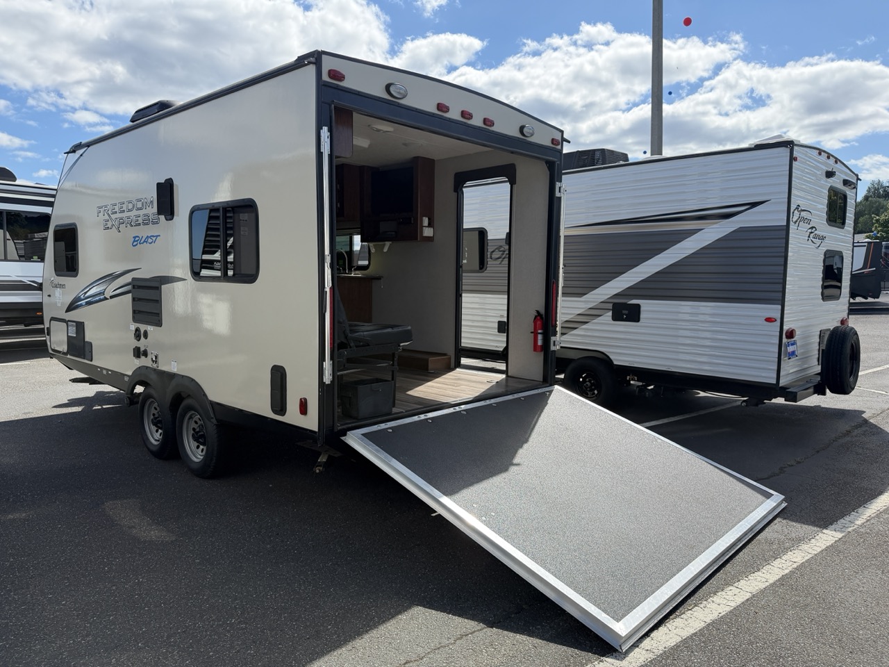 2017 Coachmen Freedom Express Special Edition 17BLSE - Image 3