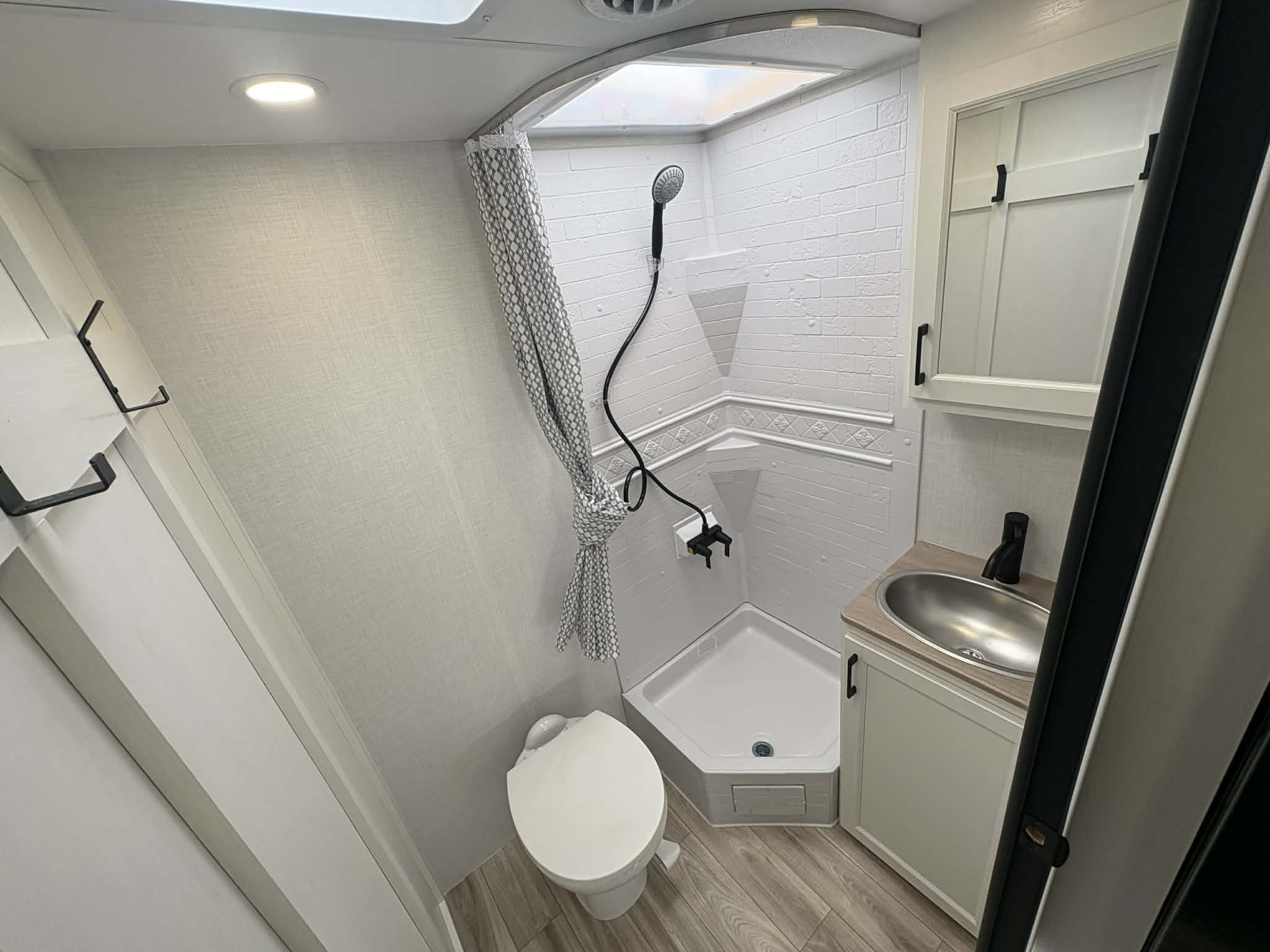 2026 VENTURE RV SPORTTREK STINGER 222VUD - Image 25