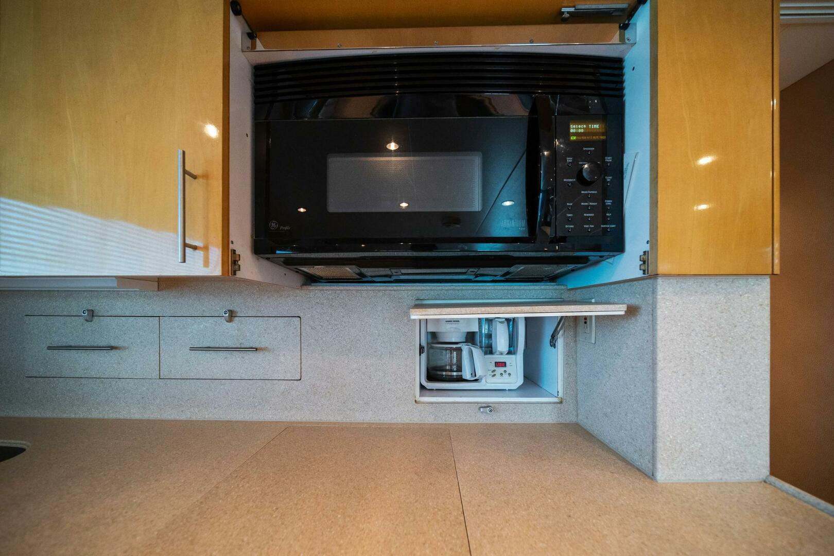 2003 Hatteras 54 Convertible - Image 10