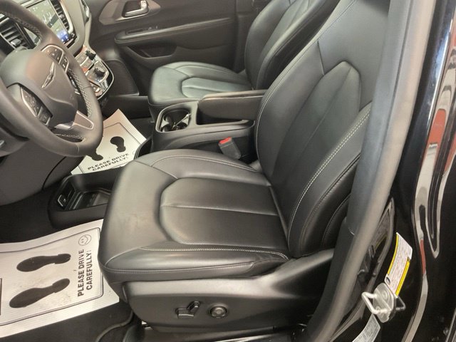 2025 Chrysler Pacifica Limited FWD - Image 13