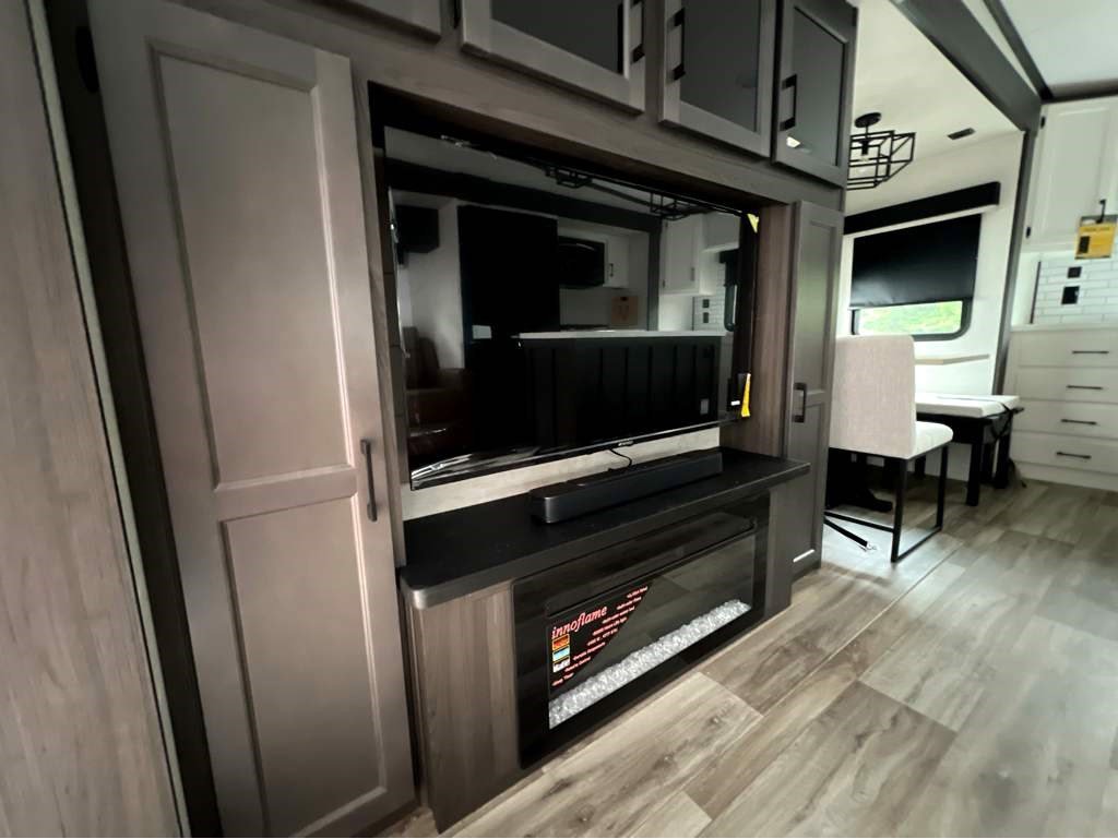 2026 VENTURE RV SPORTTREK 353VRK - Image 10