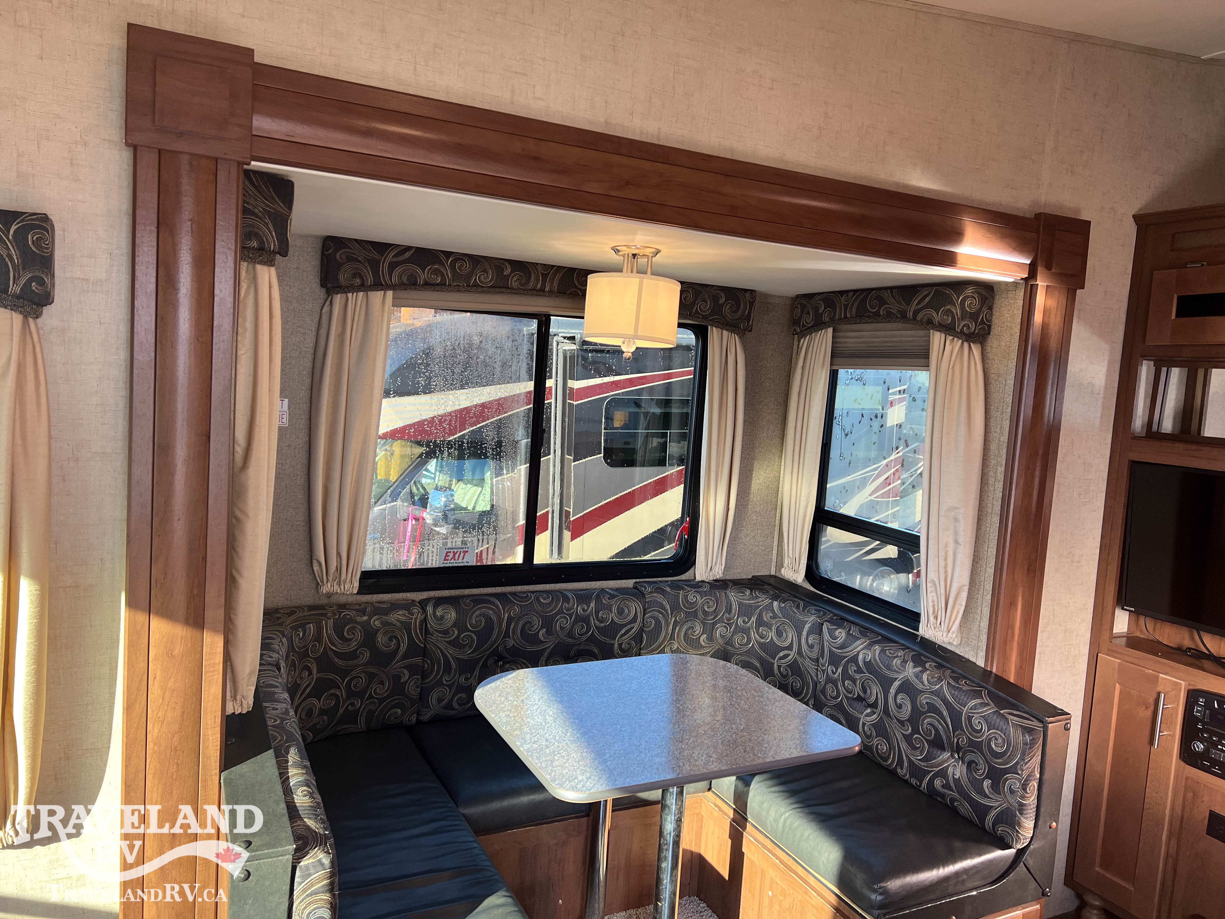 2016 Forest River WILDCAT 242RL - Image 11
