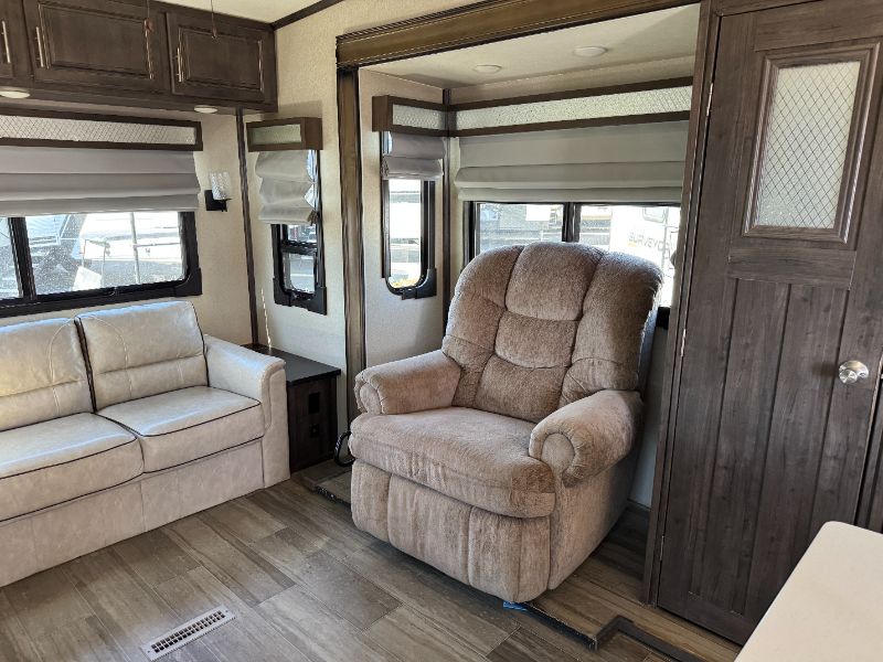 2020 Forest River Cardinal Luxury 345RLX - Image 7