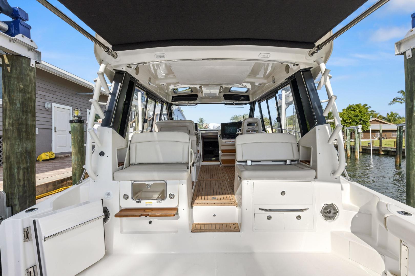 2022 Boston Whaler 405 Conquest - Image 10
