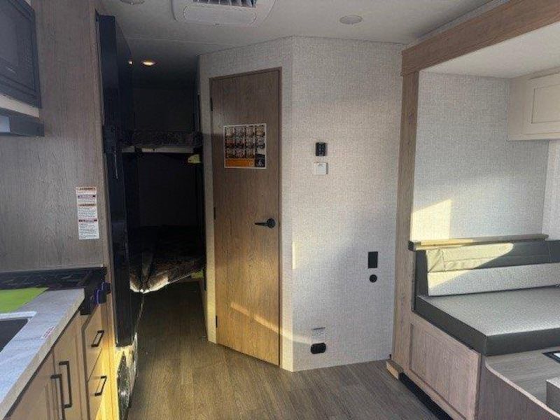 2026 Ember RV E-Series 19ETS - Image 11